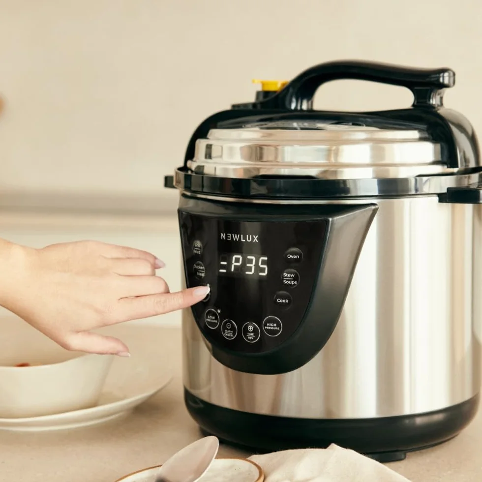 NEWLUX - Olla a Presión Programable 6L V110. Eléctrica de INOX, 10 Menús, 1000W, 24 h, Preserva el Calor, Efecto Presurización, Sistema Duopresión, Cubeta 100% Antiadherente, Acero inoxidable