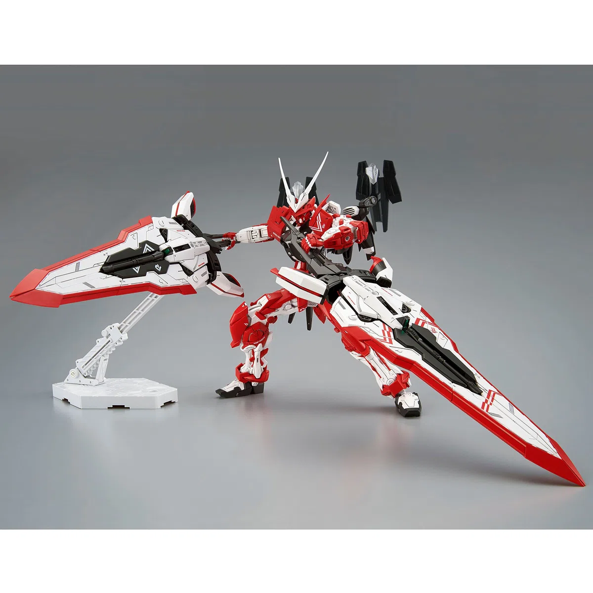 BANDAI Hobby MG 1/100 Astray Turn Red MBF-02VV - Kit de Maqueta Master Grade Gunpla - Modelo Exclusivo con Doble Espada Gerbera - Figura Articulada Detallada - ¡La Evolución del Astray Ha Llegado