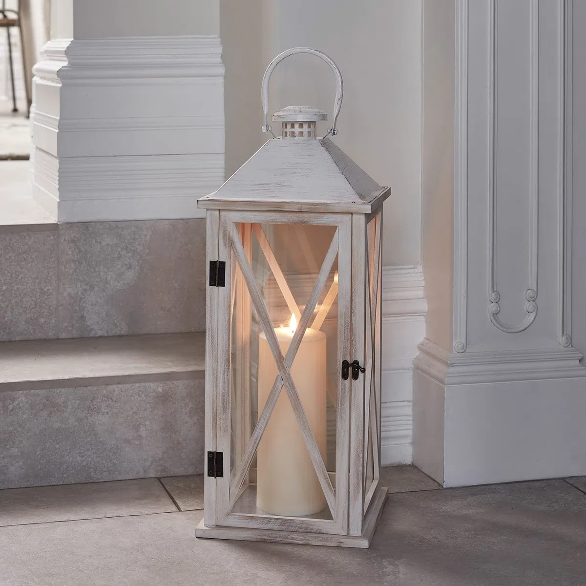 Lights4fun Grande Farolillo de Madera de 59,3cm con Vela LED TruGlow® a Pilas para Uso en Interiores