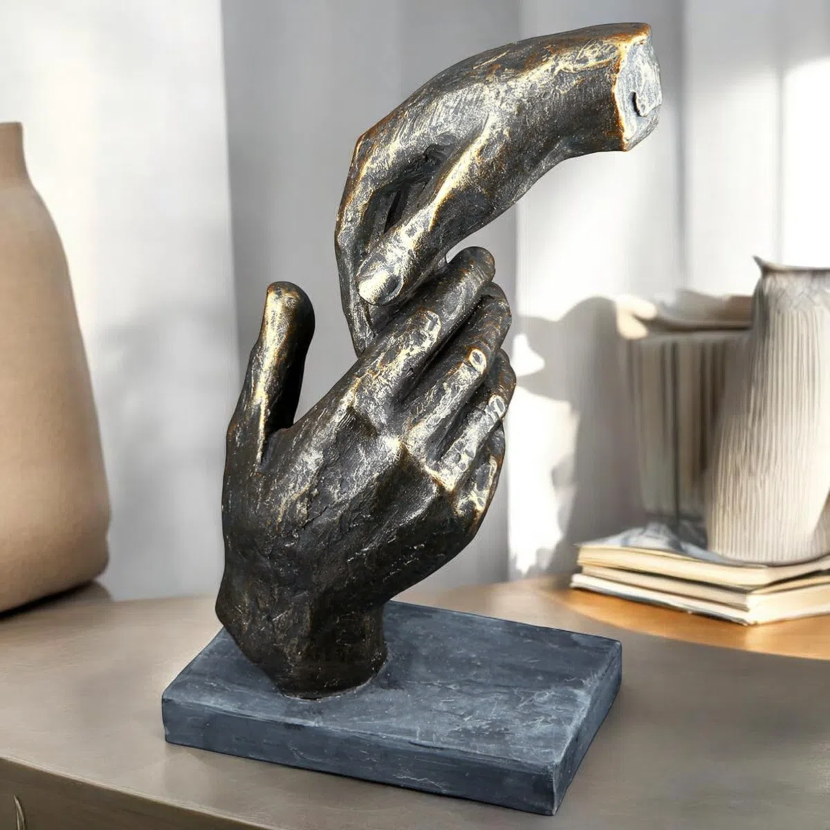 Casablanca – Escultura Decorativa de Mano – de Poli con Colgante – Regalo y decoración – Altura 21 cm