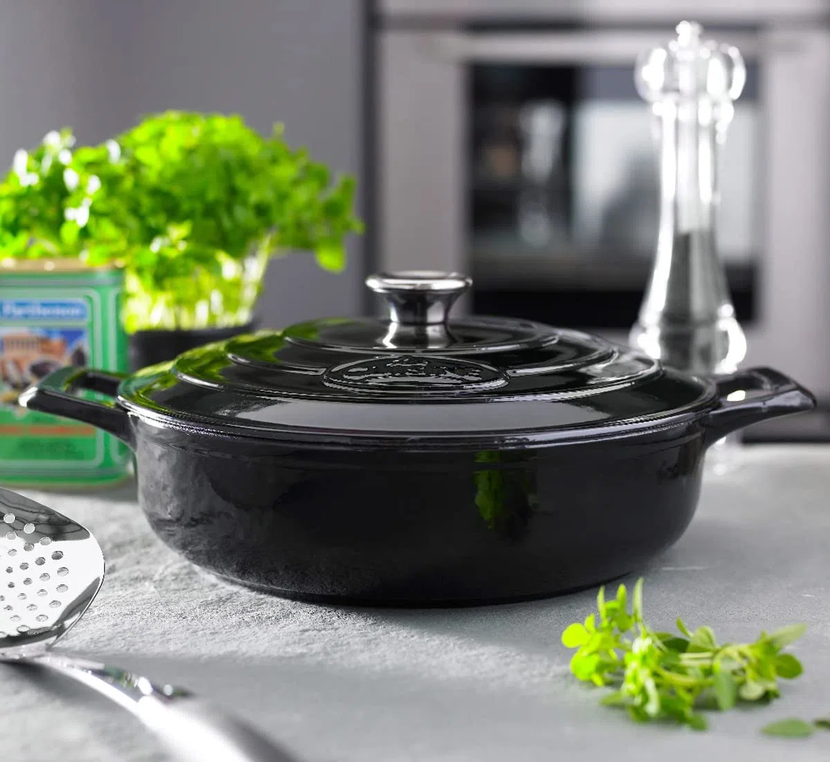 La Cuisine Cacerola de hierro fundido esmaltado con tapa, 28 cm de diámetro. Revestimiento interior de esmalte negro mate, acabado exterior de esmalte negro brillante. Apta para horno.