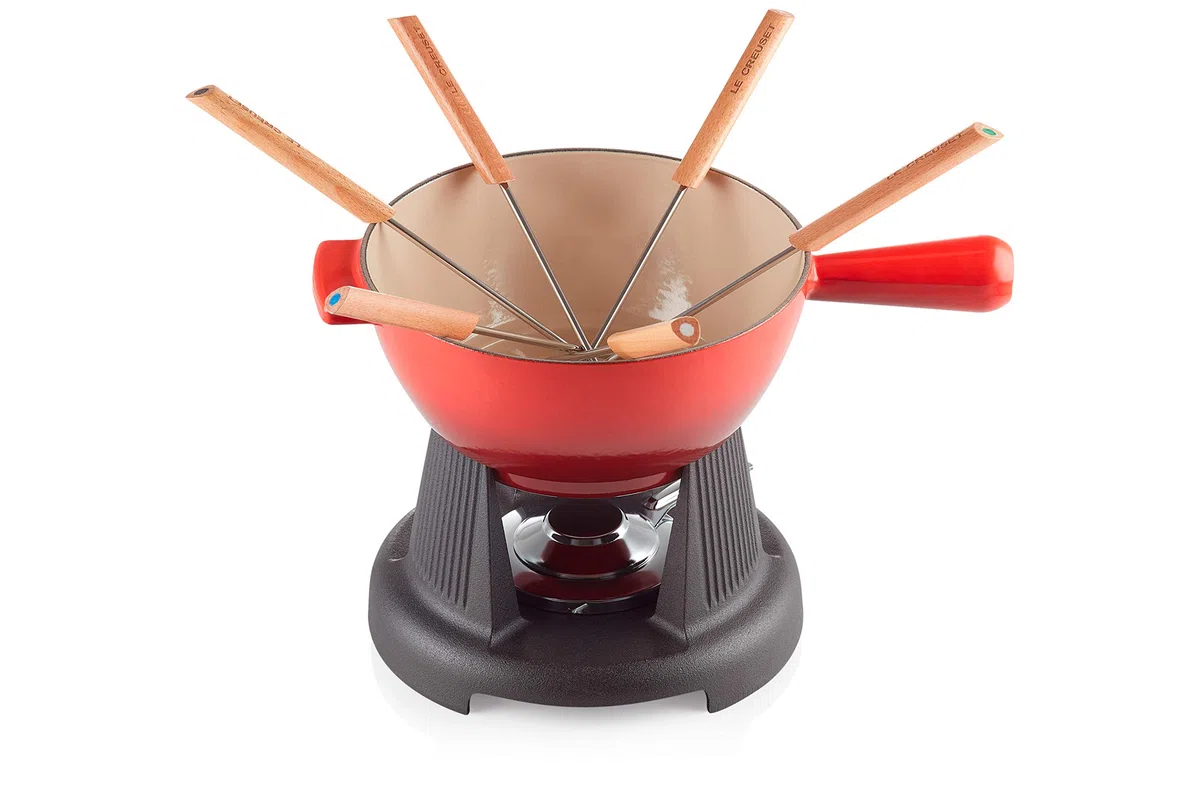 Le Creuset Set de fondue para queso de hierro fundido, Con 2 asas, tapa antisalpicaduras, quemador y 6 tenedores para fondue, Volumen 2 L, Cereza, 60020000602460