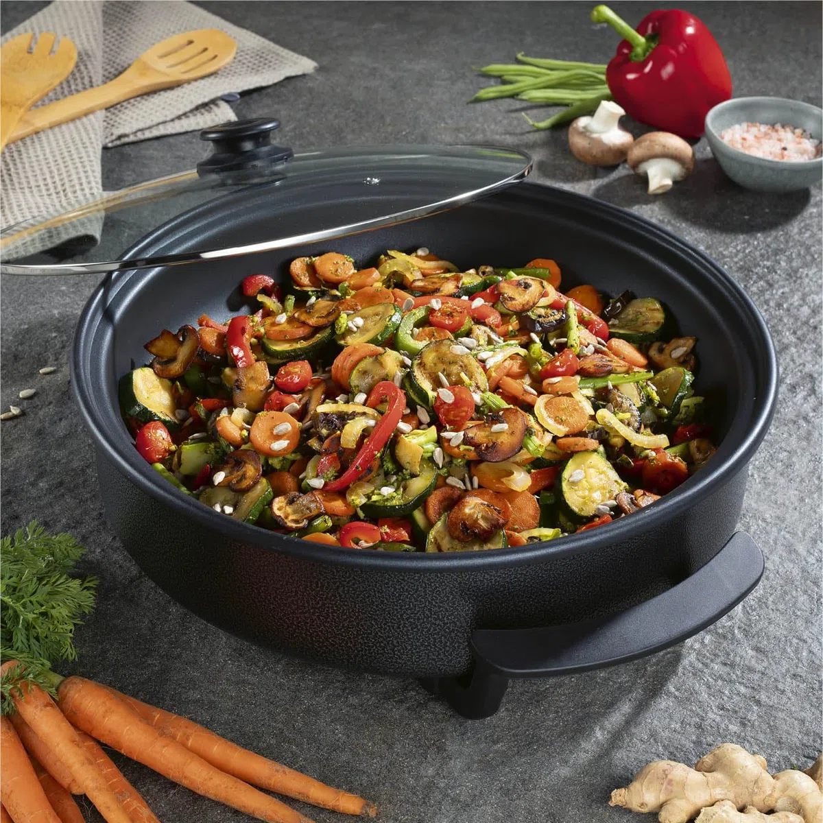 GOURMETmaxx Sartén eléctrica multifunción ⌀ 40cm | Con termostato, tapa de cristal y recubrimiento antiadherente | XXL - ideal como paellera, sartén para guisar y sartén wok | 1500W [acero inoxidable]