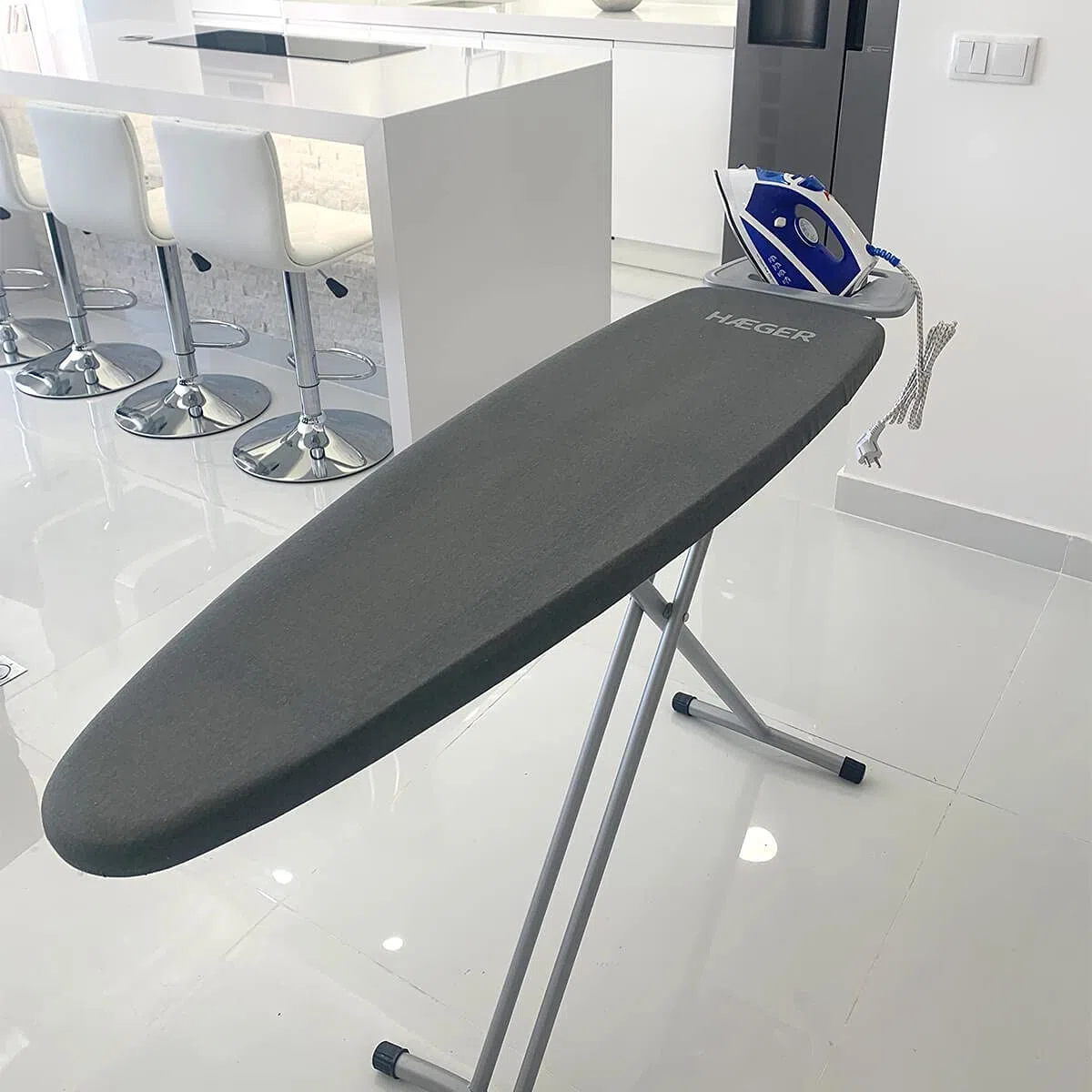 HAEGER HOME STRONG PRO - Tabla de Planchar con altura ajustable ininterrumpida hasta 94 cm, descanso para hierro dibujado también para los generadores de vapor, Gris Metalizado 124 x 40 cm