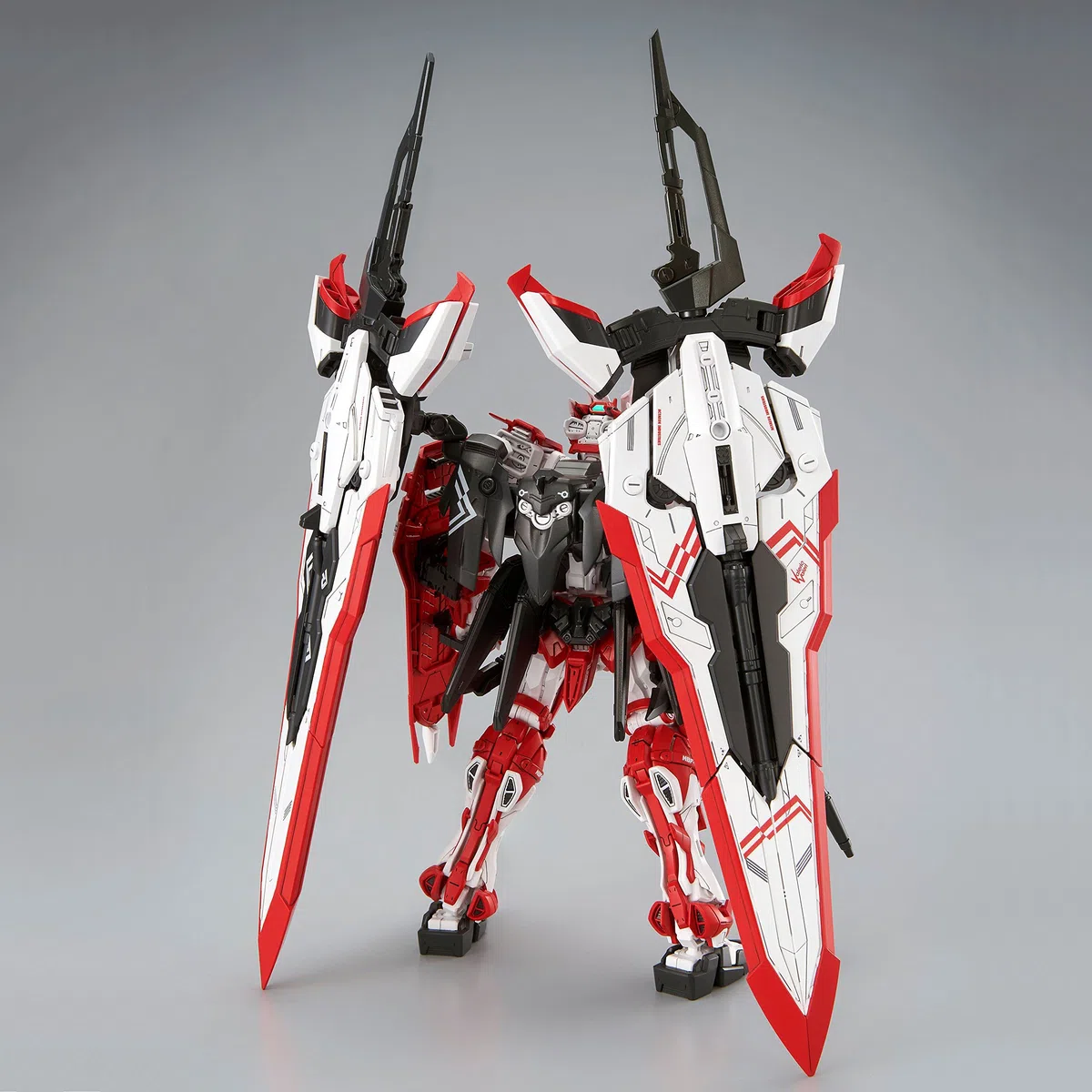BANDAI Hobby MG 1/100 Astray Turn Red MBF-02VV - Kit de Maqueta Master Grade Gunpla - Modelo Exclusivo con Doble Espada Gerbera - Figura Articulada Detallada - ¡La Evolución del Astray Ha Llegado