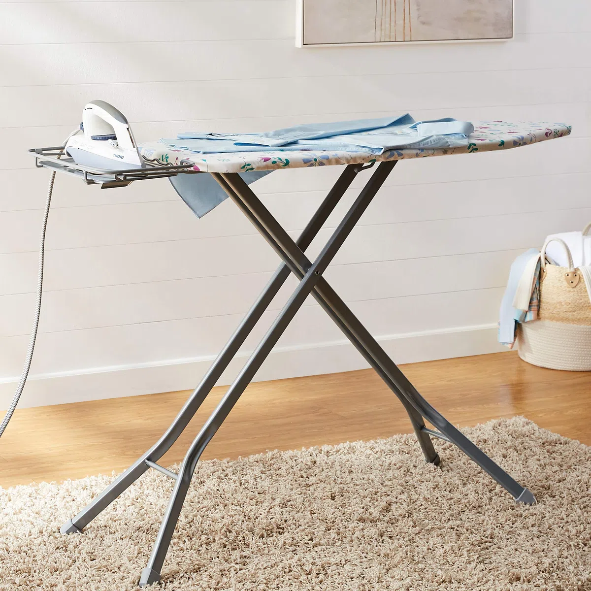 Amazon Basics tabla de planchar con compartimento de almacenamiento y soporte para plancha en forma de H, grande, 122 x 38 cm, gris, Geométrico