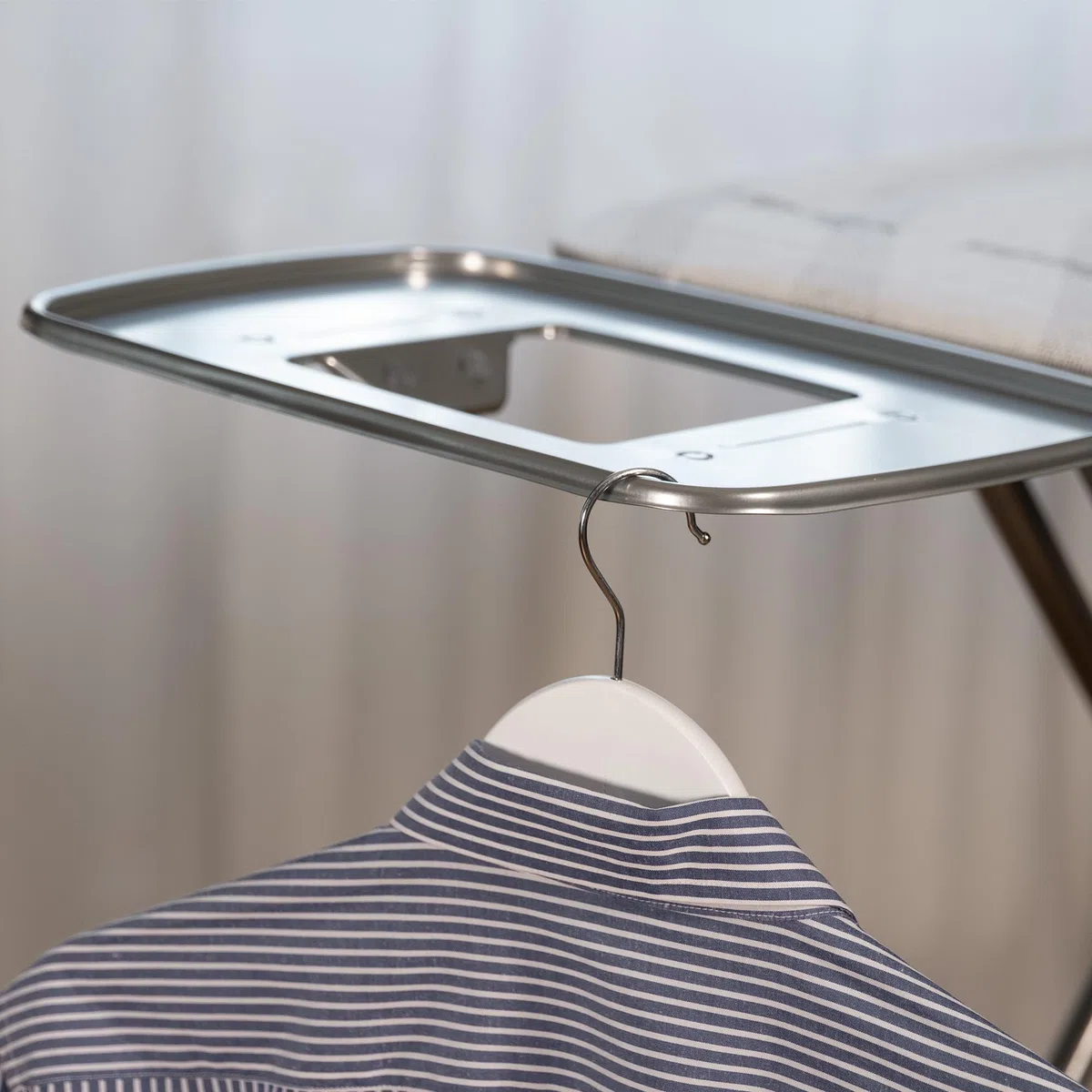 Vileda Total Reflect M - Tabla de Planchar con Soporte Antideslizante para Plancha | Incluye Funda con Acolchado de Esponja | Fácil de Transportar y Almacenar | 120x38 cm | Color Lila y Gris