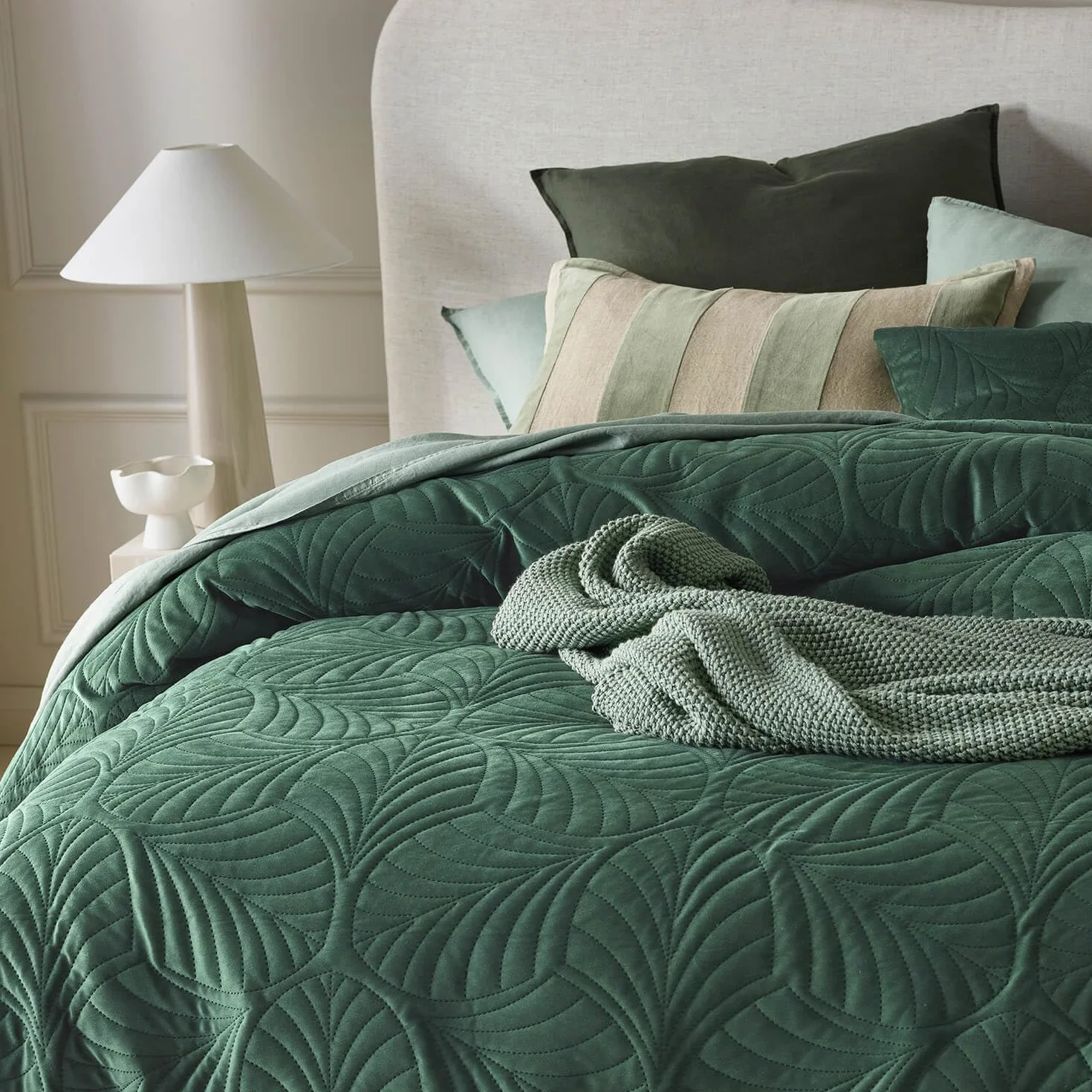 ROOM99 Feel Elegante Colcha en Color Verde Oscuro 240 x 260 cm, versátil, para el salón, o para el sofá, Ideal como Cama o sofá de Terciopelo