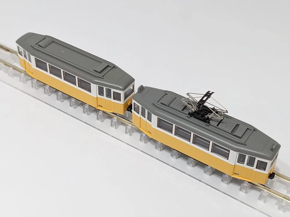 Generic Arte de la plata Tram Urbano motorizado color amarillo ocre con remolque, utilizado también en Italia en escala N 1/160