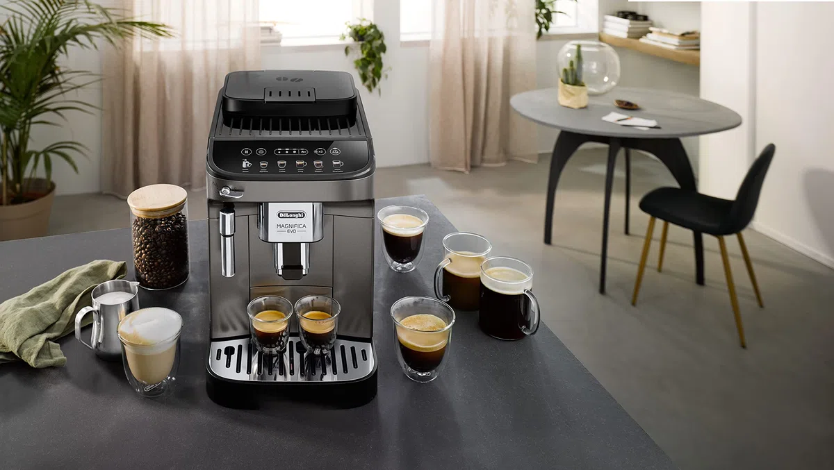 De'Longhi Magnifica Evo ECAM290.42.TB, Máquina de Café Automática con Varilla de Leche, Tamaño Compacto, Máquina de Grano, Espumado Manual de Leche, 4 Recetas, Pantalla Táctil a Color, Negro Titanio