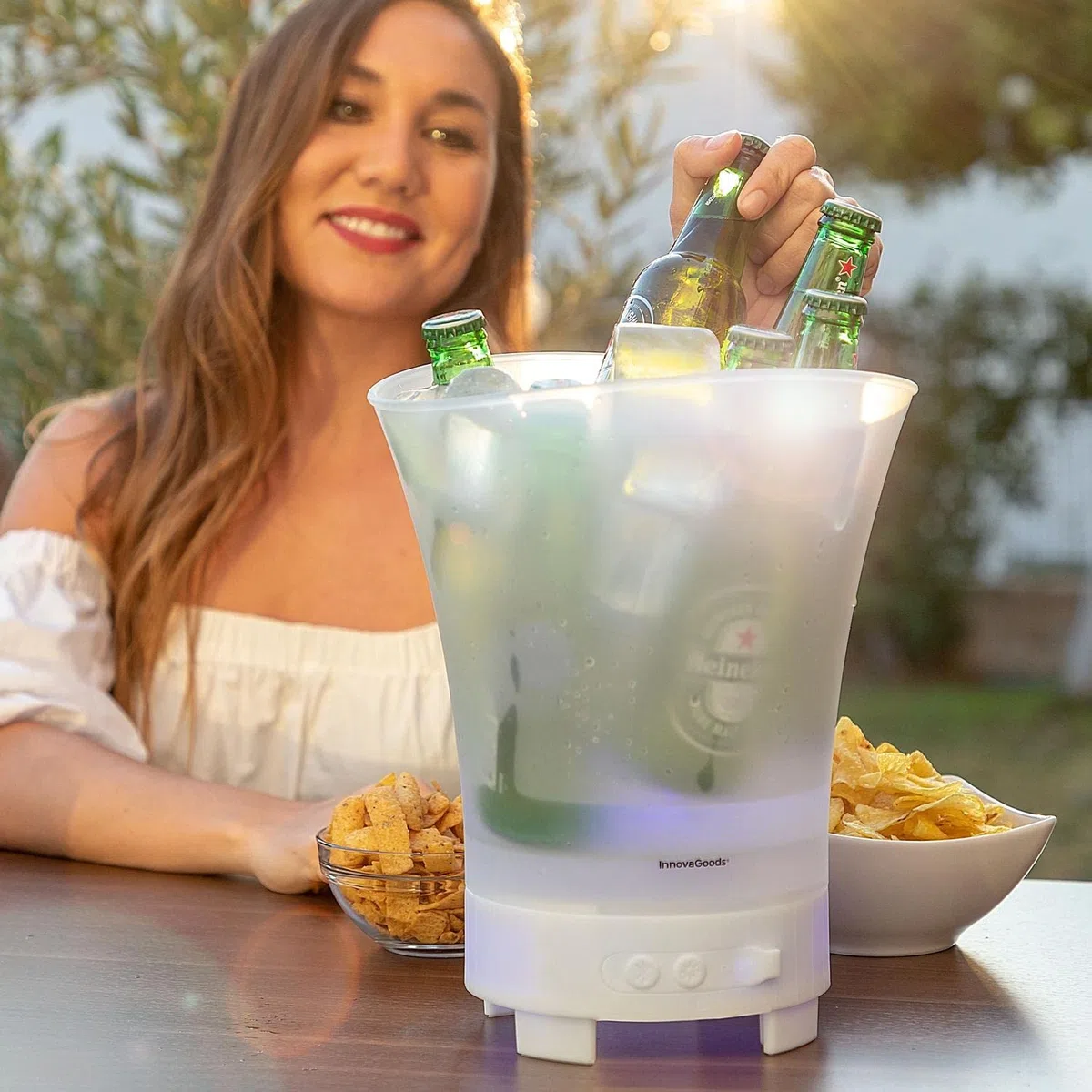 InnovaGoods Cubitera LED con altavoz recargable, cubitera con Luz LED / 7 colores y 5 modos de iluminación, cubiteras para botellas, resistente al agua IPX4.