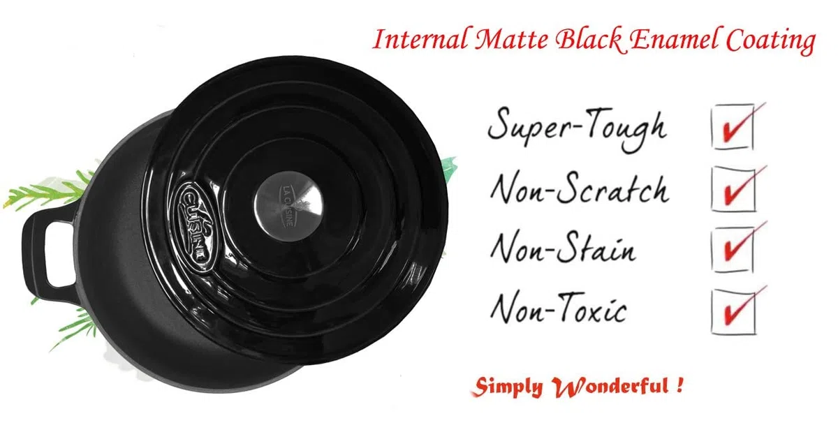 La Cuisine Cacerola de hierro fundido esmaltado con tapa, 28 cm de diámetro. Revestimiento interior de esmalte negro mate, acabado exterior de esmalte negro brillante. Apta para horno.