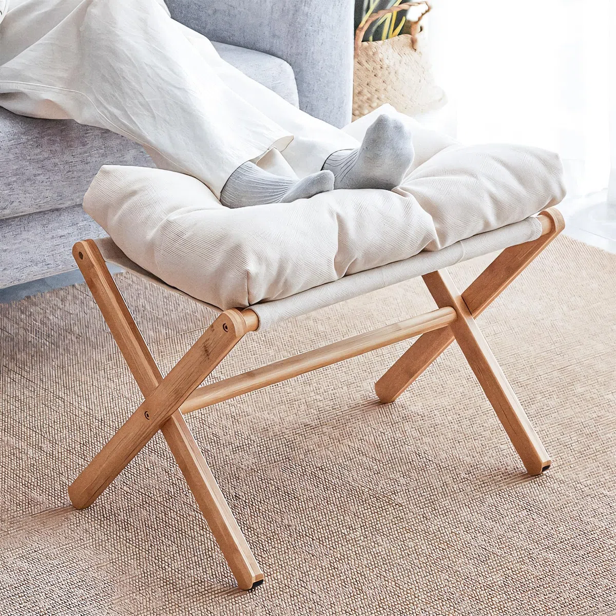 Nisorpa Reposapiés plegable para sofá, reposapiés de bambú, taburete de madera para cambiar zapatos, taburete plegable de madera con cojín de tela de terciopelo extraíble para sala de estar