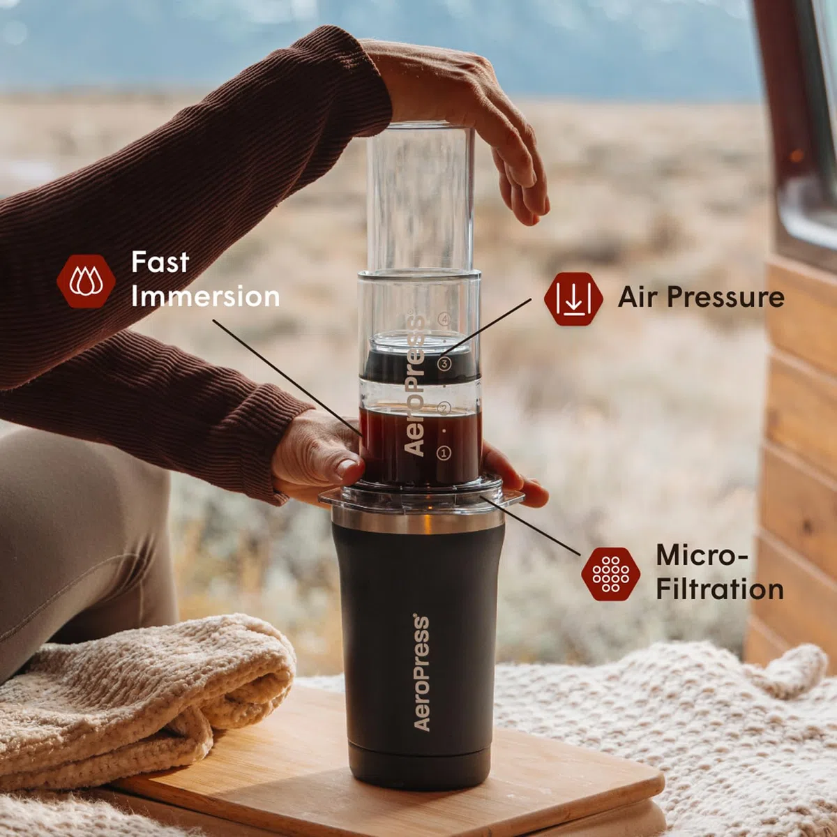 AeroPress Go Plus cafetera portátil pequeña, ideal para viajes, camping y oficina, prensa francesa todo en uno, cafetera manual estilo espresso y pour-over, preparación en 2 min, Negro