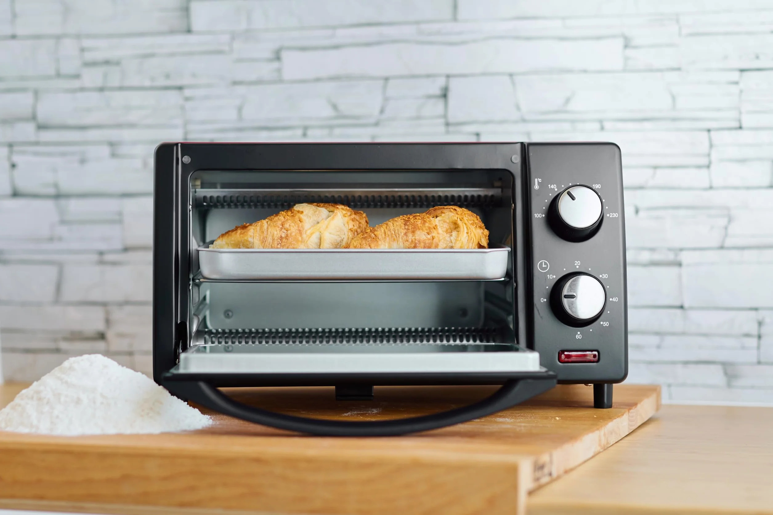 Girmi FE10 Horno de convección de Sobremesa de 10 Litros, 800 W, Temporizador de 60 minutos, Accesorios incluidos, Negro/Rojo