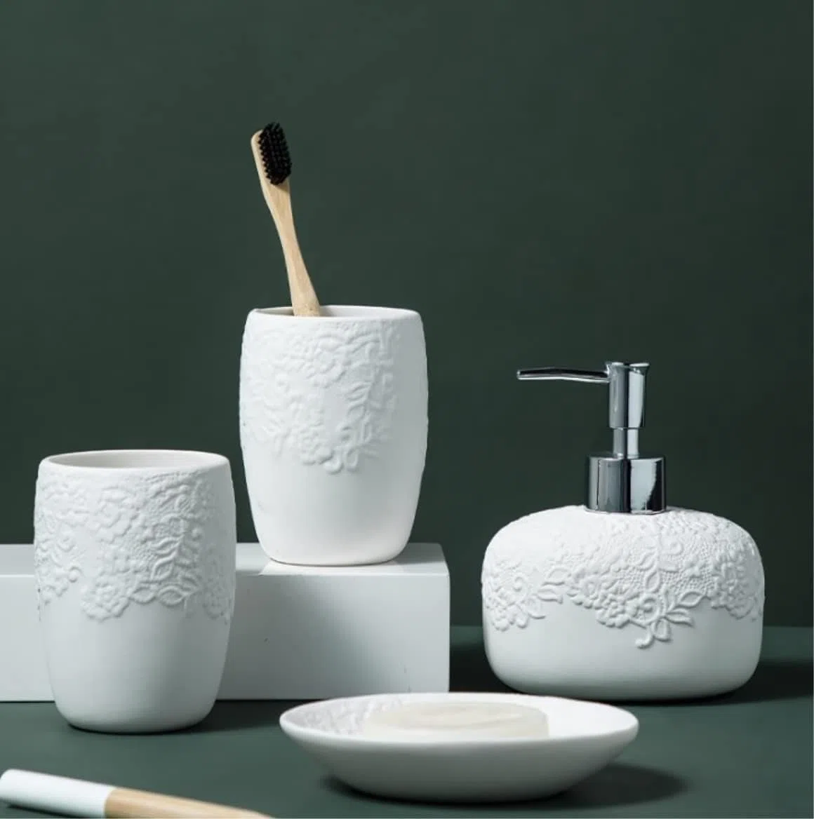 Juego de accesorios de baño – Juego de accesorios de baño de cerámica de diseño moderno – 4 piezas con detalles decorativos