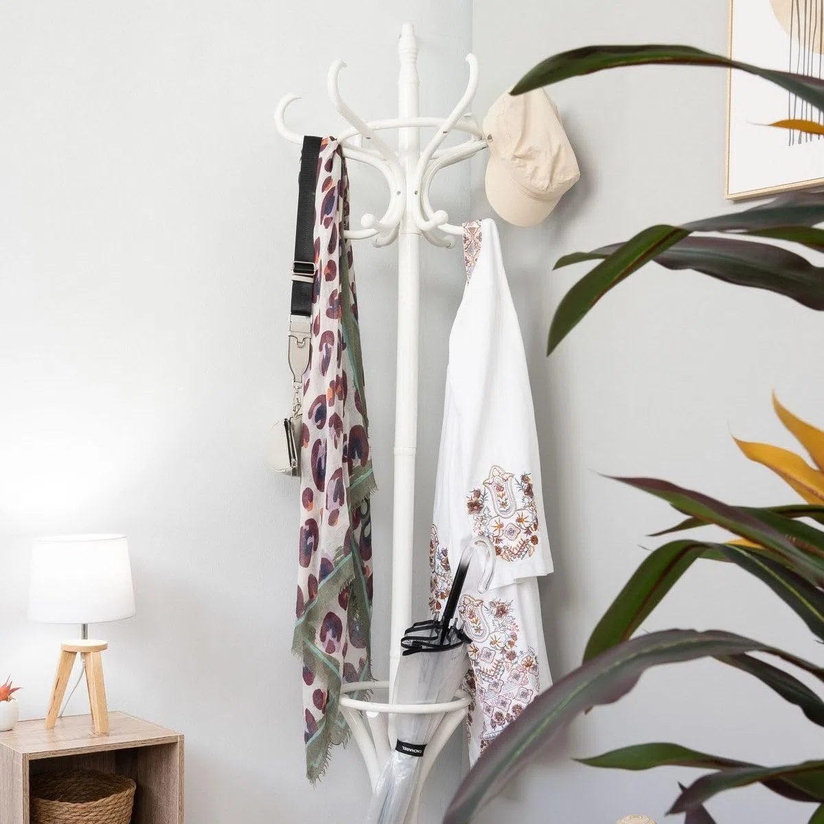 LOLAhome - Perchero de pie blanco de 12 brazos de madera de álamo de 184 cm. Incluye paragüero en la base. Diseño clásico Thonet funcional para colgar abrigos y bolsos con elegancia diaria
