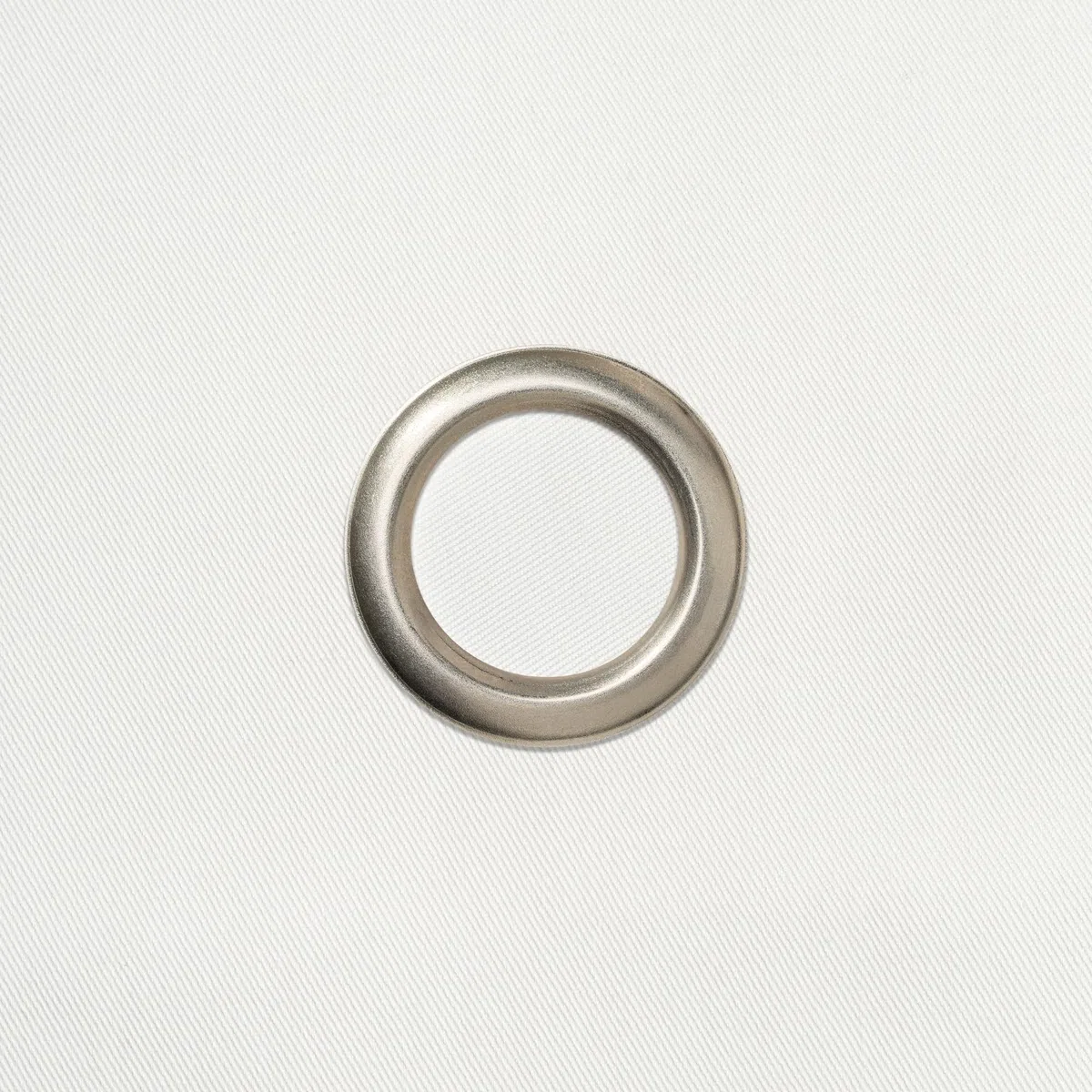 Classic Collection - Paños para botellas con anillo de metal para cubos de hielo, algodón, 42 cm, agujero en la esquina (blanco con anillo plateado, paquete de 2)