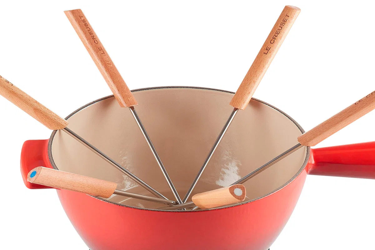 Le Creuset Set de fondue para queso de hierro fundido, Con 2 asas, tapa antisalpicaduras, quemador y 6 tenedores para fondue, Volumen 2 L, Cereza, 60020000602460