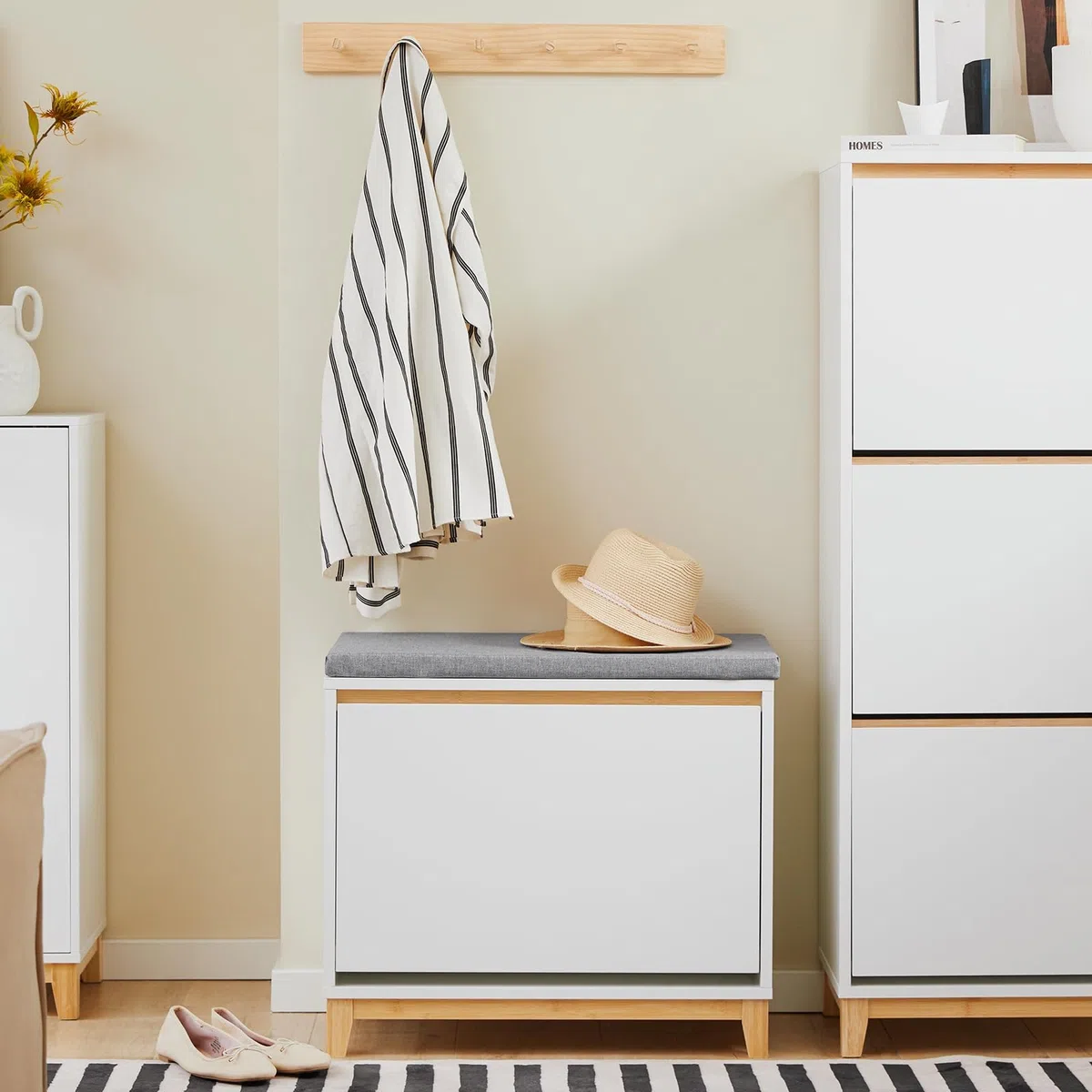 SoBuy Banco Zapatero Entrada Recibidor - Banco Zapatero con Asiento y Almacenaje - Puerta Abatible con Estantes Ajustables - Ideal para Pasillo y Hogar Moderno - 60x34x55cm 115kg Blanco FSR191-WN