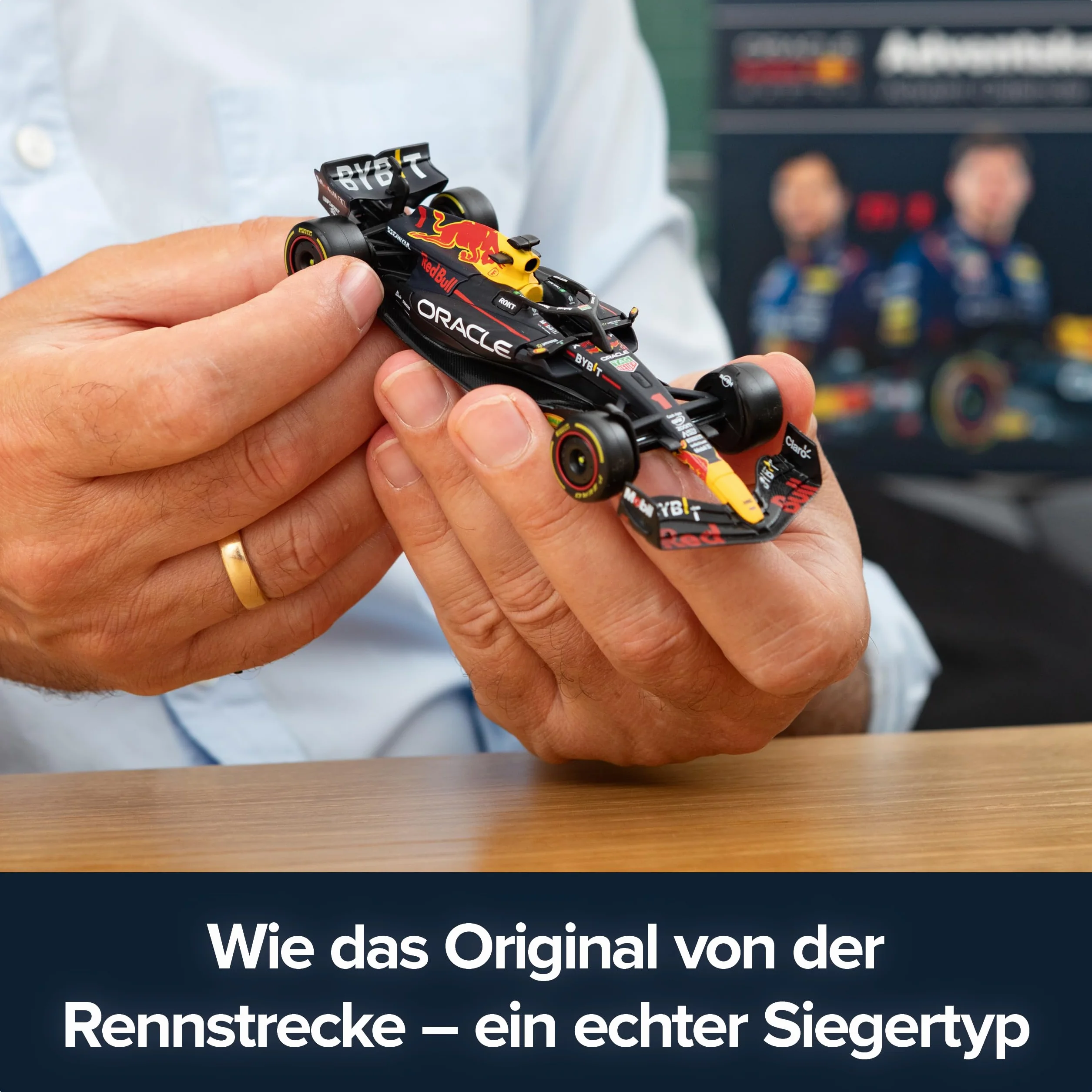 FRANZIS Oracle Red Bull Racing 67235 - Calendario de Adviento (escala 1:43, incluye módulo de sonido y libro de 52 páginas)