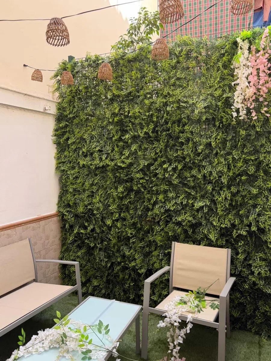 Jardín Vertical Artificial Exterior e Interior | Muro Vegetal Artificial Pack de 4 Paneles 50x50 cm (1m²) | Protección UV | Diseño Moderno | Hiedra Tropical | Planta Decorativa Pared