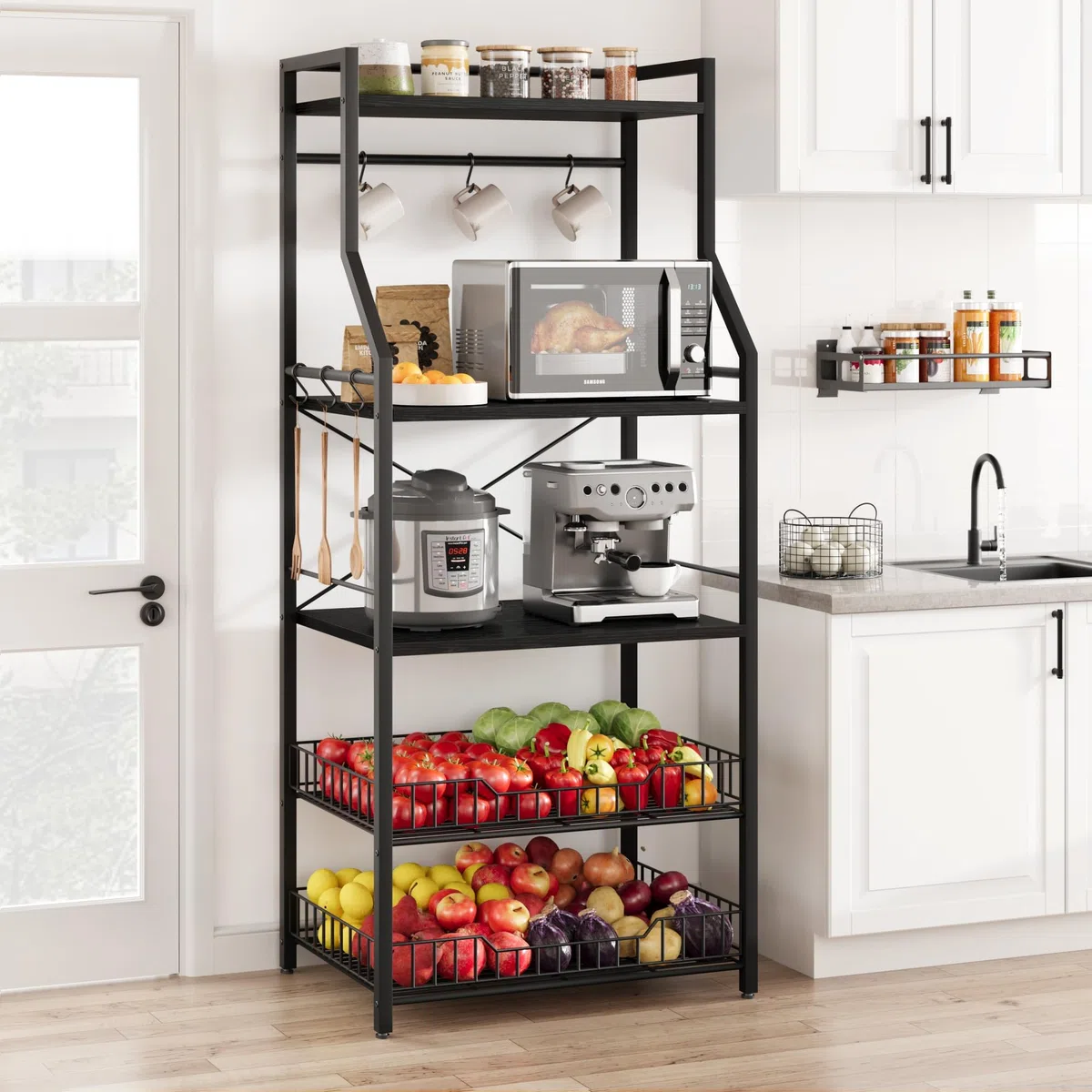 Garvee Estante industrial de cocina de 5 niveles con soporte para microondas – Estante negro con 2 cestas grandes y 8 ganchos para organizar especias y ollas