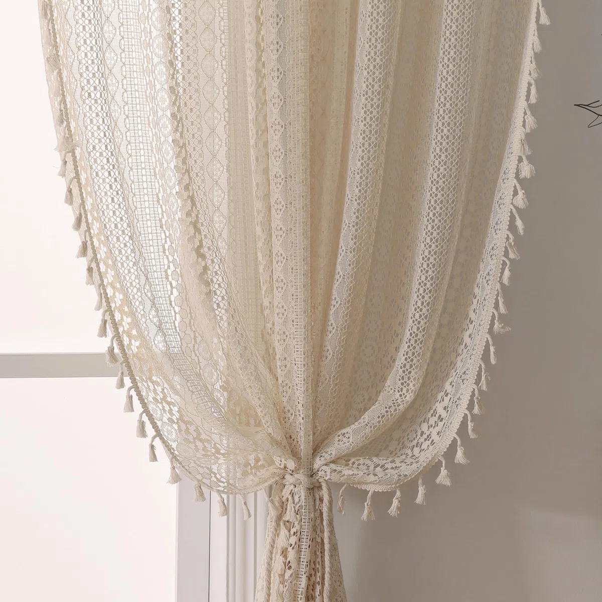 WAZZIO Cortinas bohemias semitransparentes de ganchillo de 108 pulgadas de largo, 2 paneles de estilo rústico vintage geométrico, cortinas de encaje beige, cortinas retro con borlas para sala de estar