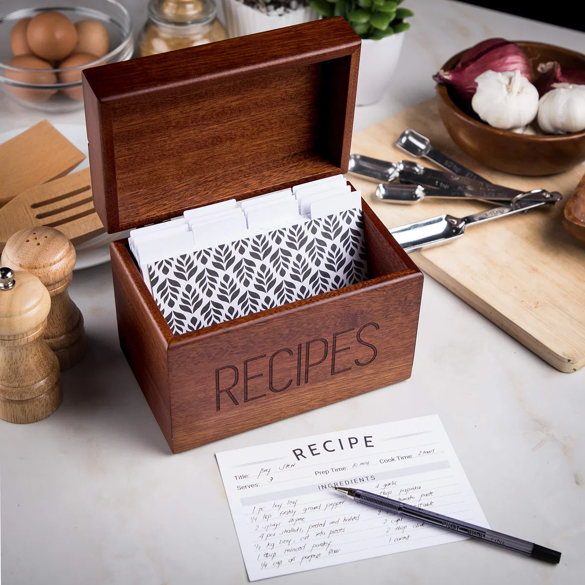 Apace Living Caja de recetas Sapele con tarjetas y divisores de Apace - Caja para tarjetas de madera de estilo vintage de 4 x 6 con soporte para recetas - Exclusivamente de la colección Premier