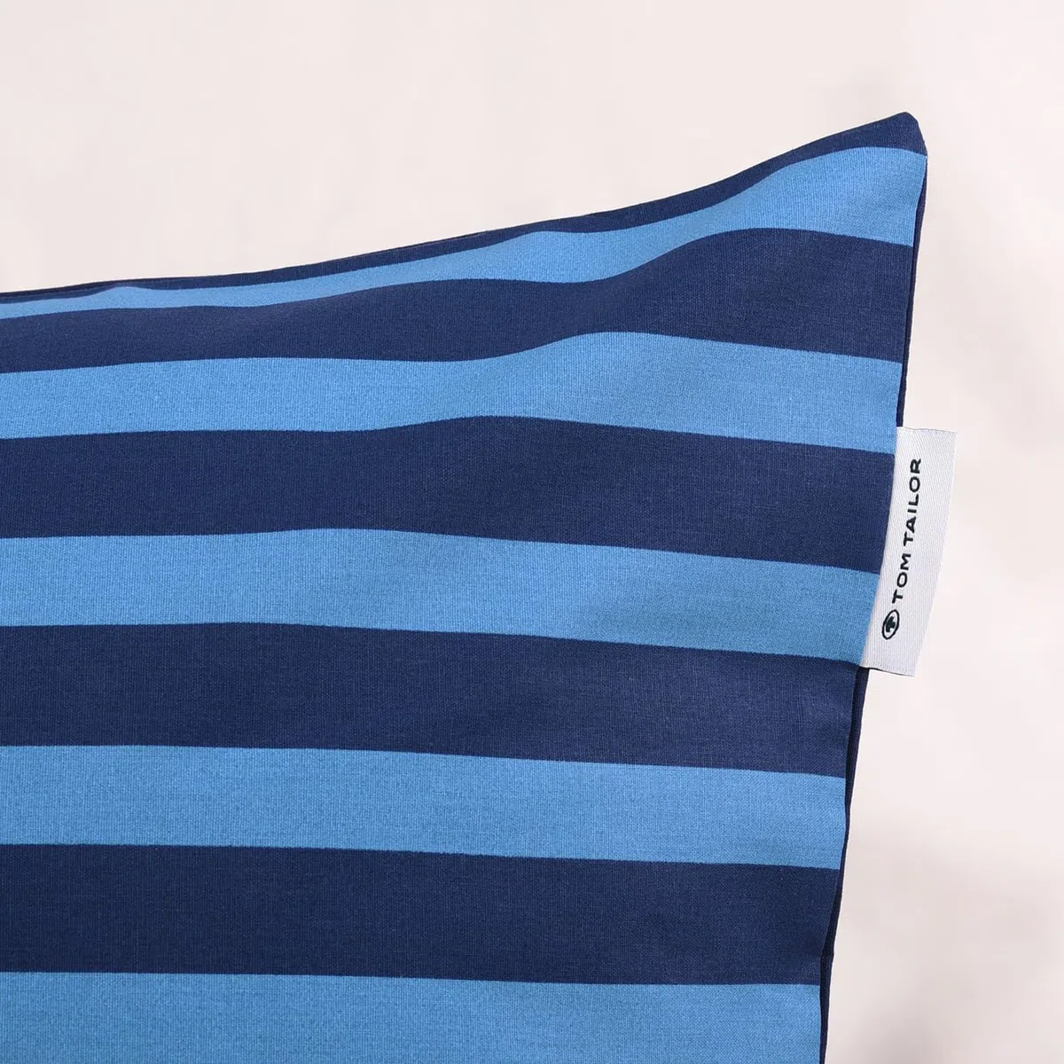 Herding TOM Tailor Bettwäsche Medium Stripes Dark Navy & Cool Blue, 80 x 80 cm + 155 x 220 cm, 100% Baumwolle/Renforce, mit Wendemotiv und farbigem Markenreißverschluss