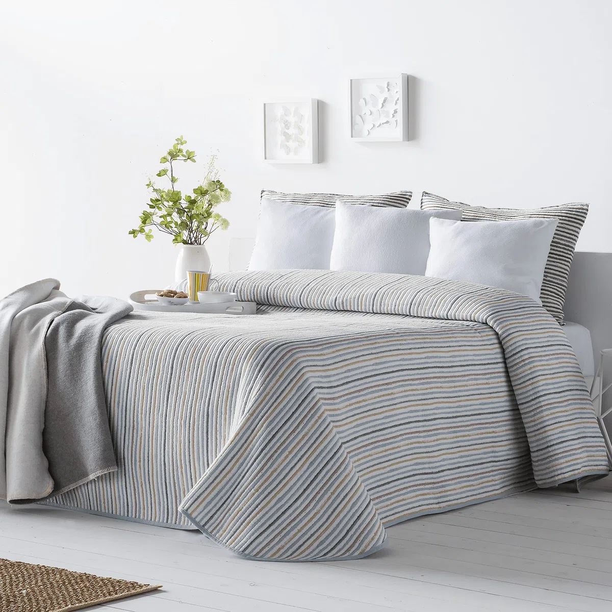 VIALMAN Colcha Bouti Ligero Sofia 14 con un Diseño de Rayas para Cama de Matrimonio de 180 | Colcha Jaquard 180 | Colcha Beige 270x270 cm