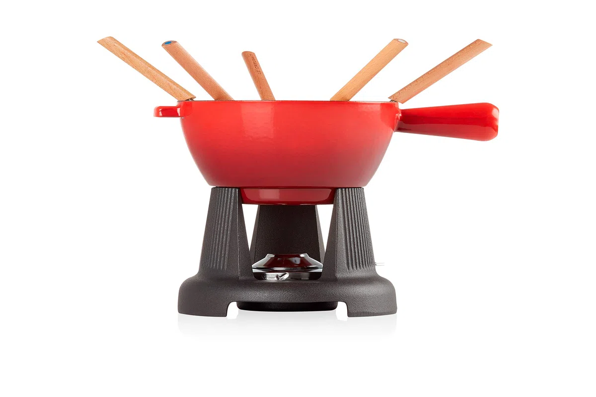 Le Creuset Set de fondue para queso de hierro fundido, Con 2 asas, tapa antisalpicaduras, quemador y 6 tenedores para fondue, Volumen 2 L, Cereza, 60020000602460