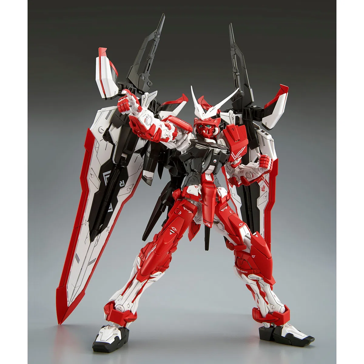 BANDAI Hobby MG 1/100 Astray Turn Red MBF-02VV - Kit de Maqueta Master Grade Gunpla - Modelo Exclusivo con Doble Espada Gerbera - Figura Articulada Detallada - ¡La Evolución del Astray Ha Llegado