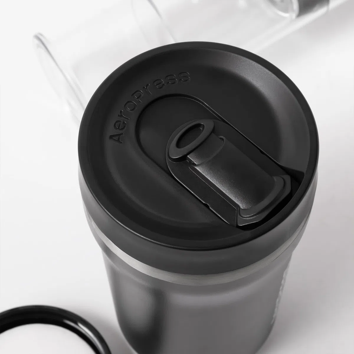AeroPress Go Plus cafetera portátil pequeña, ideal para viajes, camping y oficina, prensa francesa todo en uno, cafetera manual estilo espresso y pour-over, preparación en 2 min, Negro