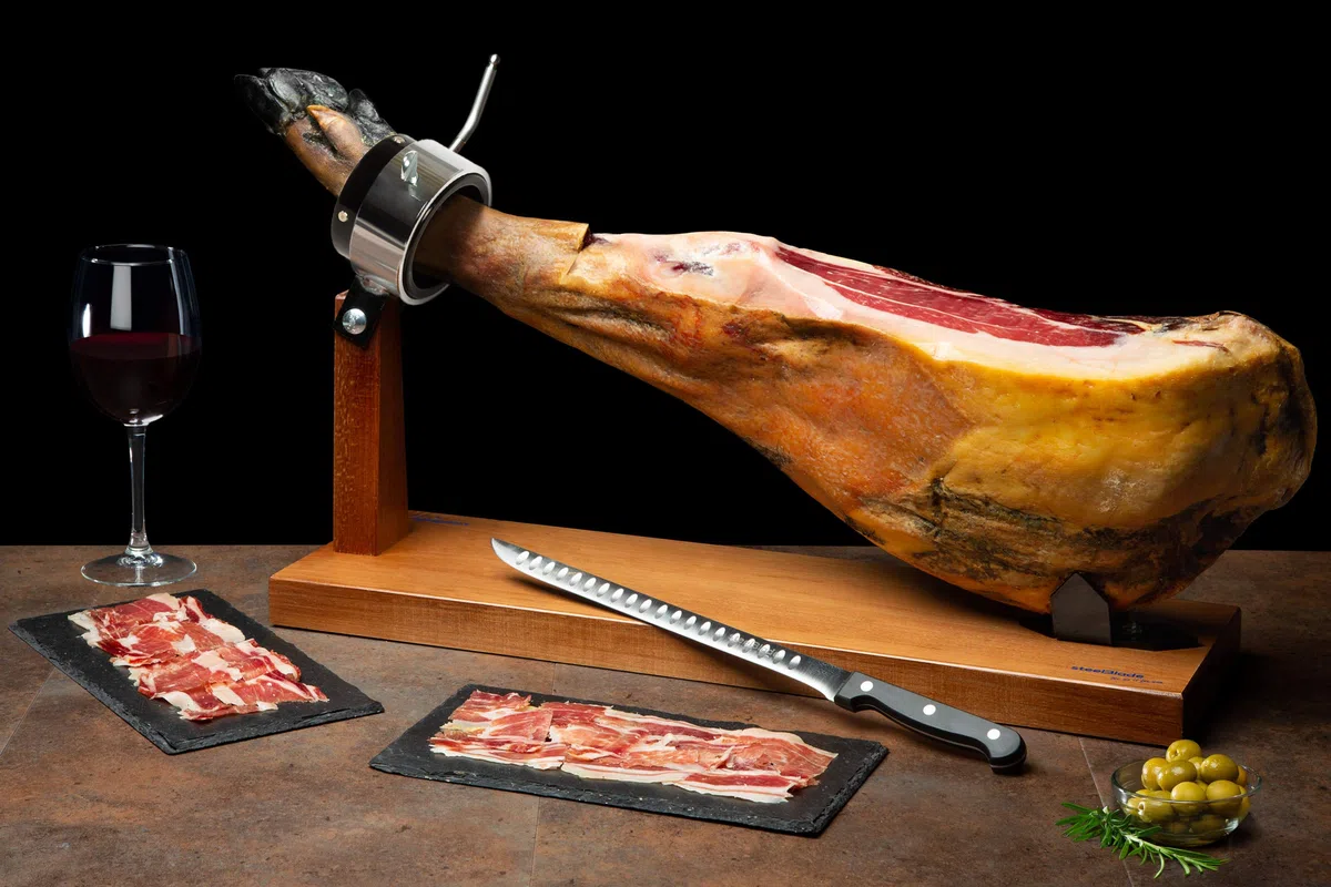 Jamonero Giratorio 360º en Madera Lacada + Cuchillo Jamonero 28 cm + 2 Platos de Pizarra Natural - Soporte Jamonero Fabricado en España - Jamonera 2 Posiciones para Jamones y Paletas