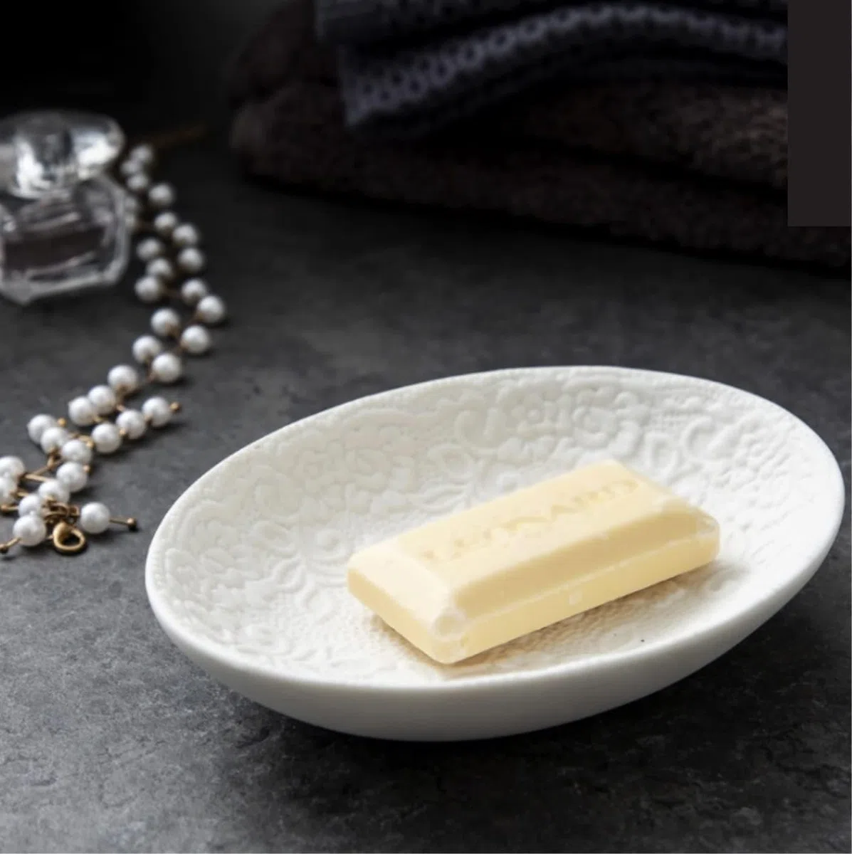 Juego de accesorios de baño – Juego de accesorios de baño de cerámica de diseño moderno – 4 piezas con detalles decorativos