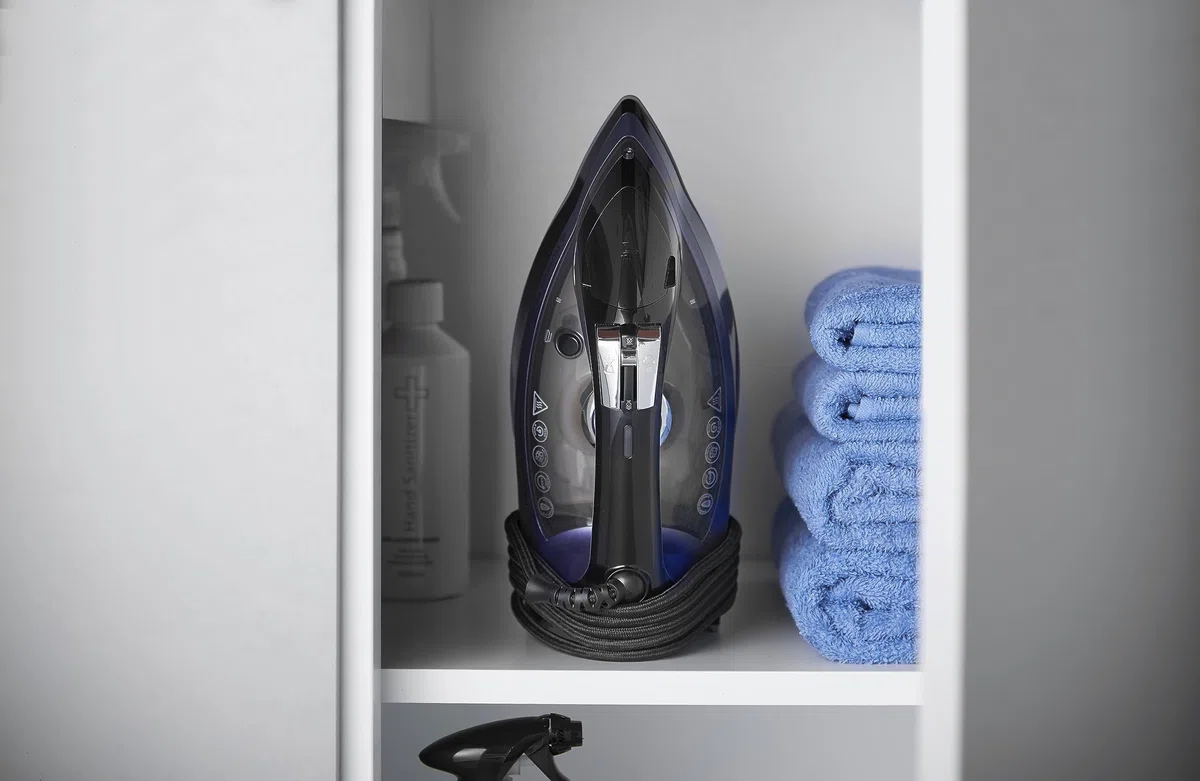 Russell Hobbs Plancha de Ropa Easy Store PRO, Cable Enrollable y Clavija se Encaja en Base para Guardar, 2400 W, Suela Cerámica, Golpe Vapor 200 g, Ajuste Automático Temperatura según Tejido,26731-56