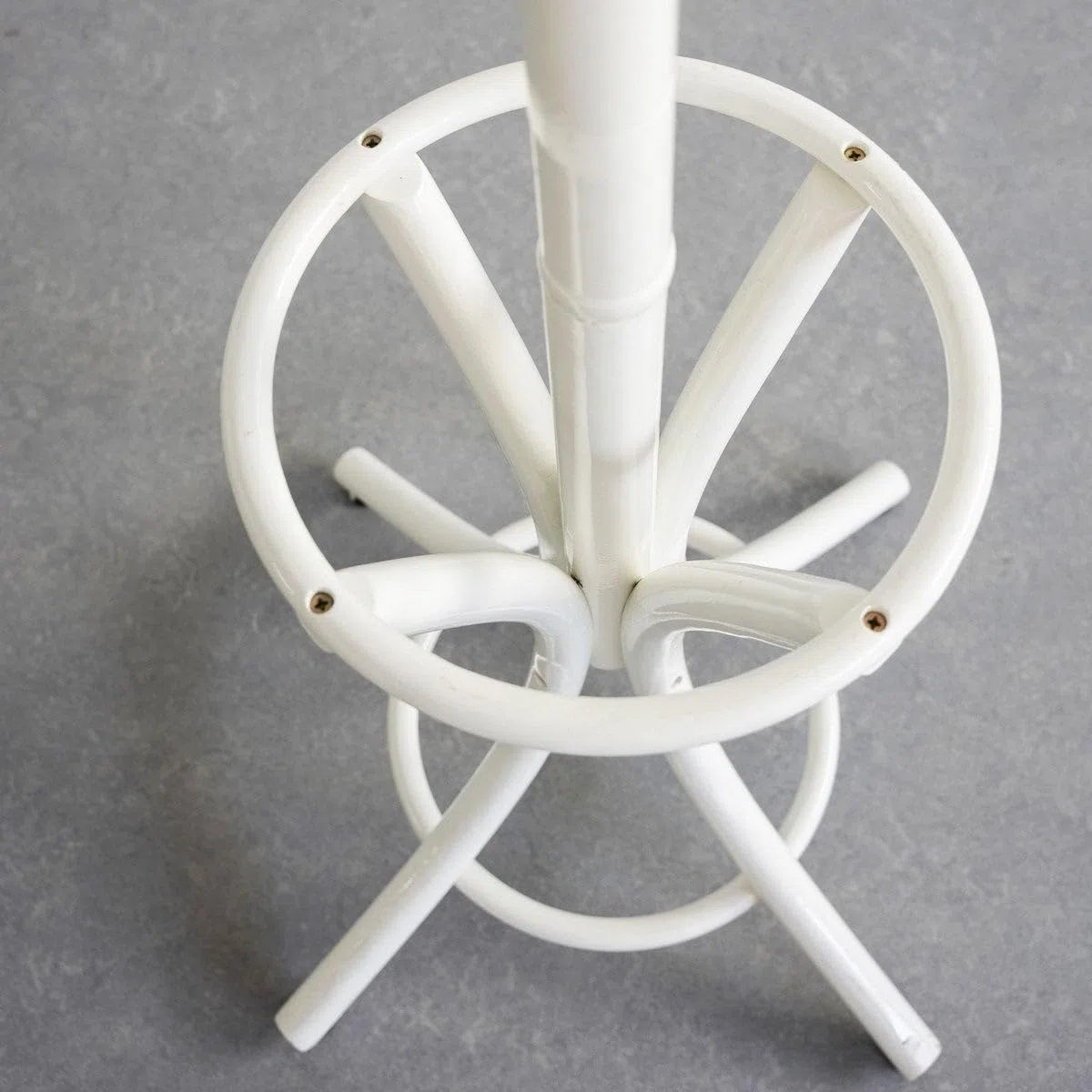 LOLAhome - Perchero de pie blanco de 12 brazos de madera de álamo de 184 cm. Incluye paragüero en la base. Diseño clásico Thonet funcional para colgar abrigos y bolsos con elegancia diaria