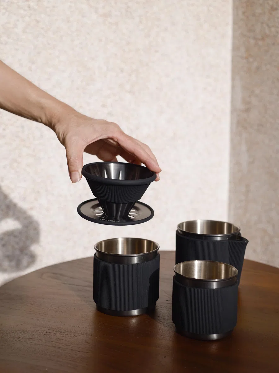 Normcore Juego de cafetera portátil de viaje, gotero de café de viaje de una sola taza, uso V60 y cafetera de papel de filtro ondulado, acero inoxidable 304, revestimiento negro mate
