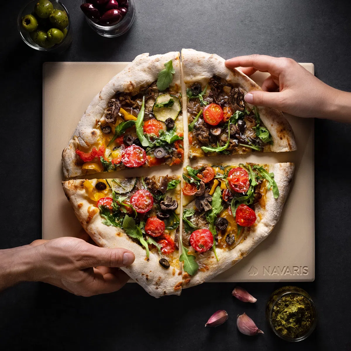 Navaris Piedra para pizza con pala y cuchillo medialuna - Base de cordierita de 38 x 30 CM con accesorio para cortar y paleta - Horno barbacoa grill