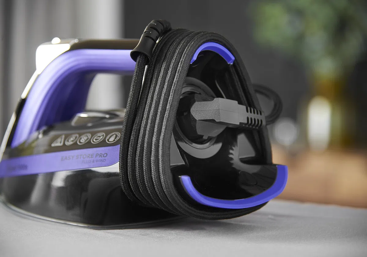 Russell Hobbs Plancha de Ropa Easy Store PRO, Cable Enrollable y Clavija se Encaja en Base para Guardar, 2400 W, Suela Cerámica, Golpe Vapor 200 g, Ajuste Automático Temperatura según Tejido,26731-56