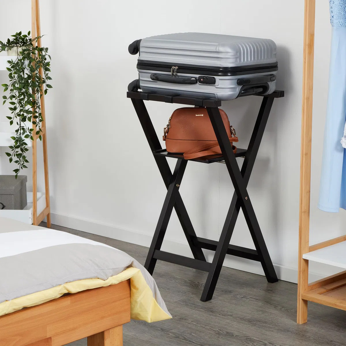 Relaxdays Soporte para Maletas, Plegable, Madera de Pino, 81x46x43 cm, Portamaletas para Hotel, Balda Adicional, Negro