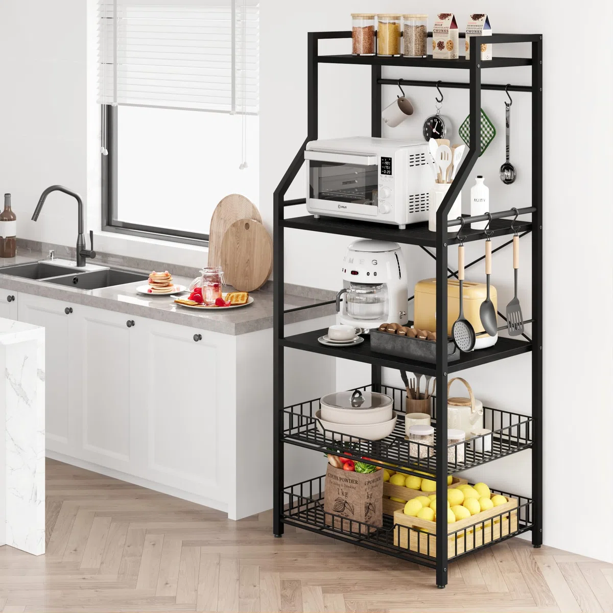 Garvee Estante industrial de cocina de 5 niveles con soporte para microondas – Estante negro con 2 cestas grandes y 8 ganchos para organizar especias y ollas