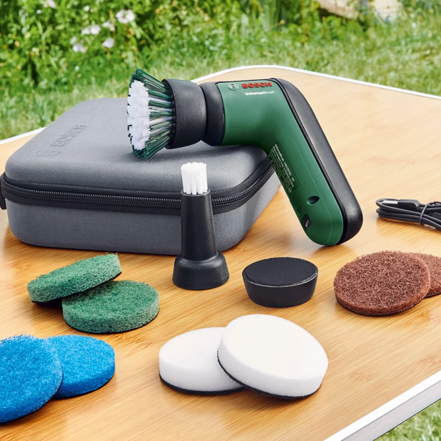 Bosch Juego de Cepillo de Limpieza eléctrico UniversalBrush (Azulejos de baño, hornillos de Cocina, ollas y sartenes; 10 Accesorios de Limpieza incluidos; batería de 3,6 V integrada; Cable Micro USB)