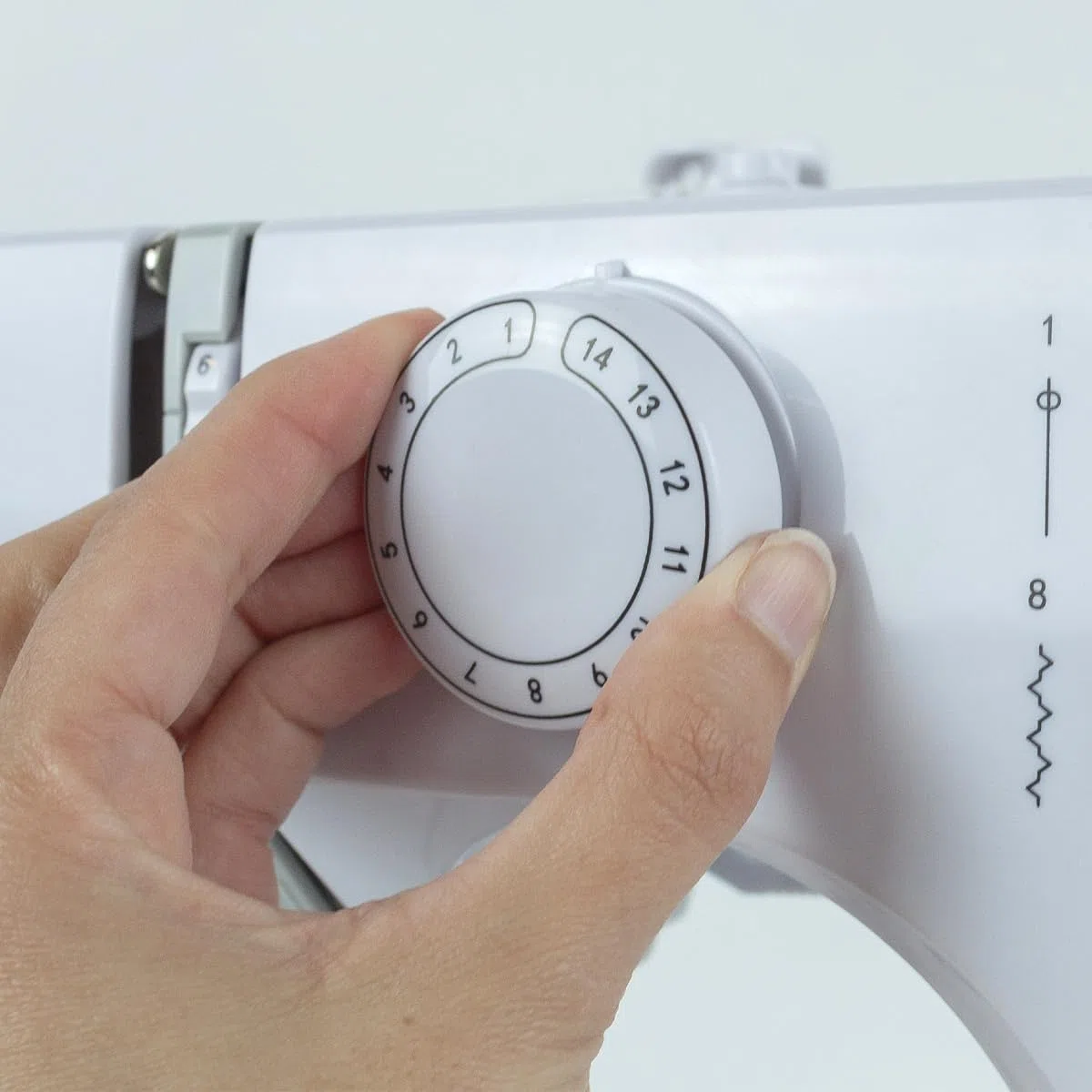 PRIXTON Máquina de coser P115, 14 Puntadas diferentes, 2 Velocidades, Lámpara y Pedal incluido