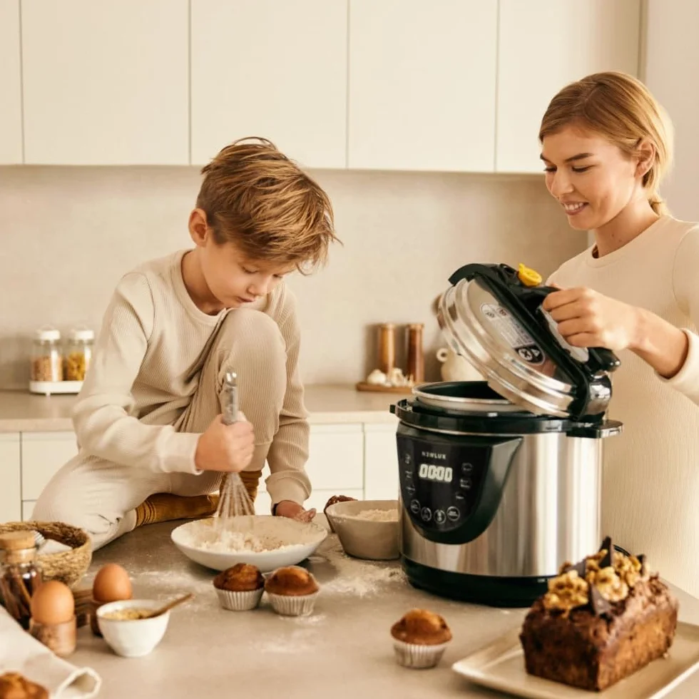 NEWLUX - Olla a Presión Programable 6L V110. Eléctrica de INOX, 10 Menús, 1000W, 24 h, Preserva el Calor, Efecto Presurización, Sistema Duopresión, Cubeta 100% Antiadherente, Acero inoxidable