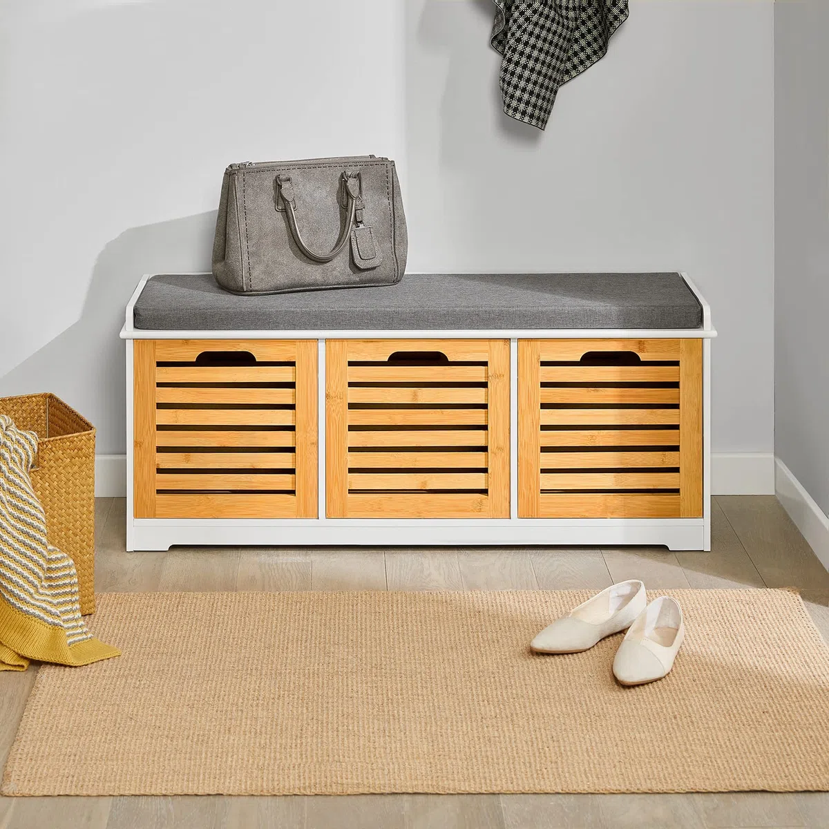SoBuy Banco Zapatero con Asiento, Banco Almacenaje con 3 Cubos y Cojín Acolchado – Banco Entrada Recibidor Natural y Blanco, 105 x 35 x 43 cm, Soporta 150kg – FSR23-WN