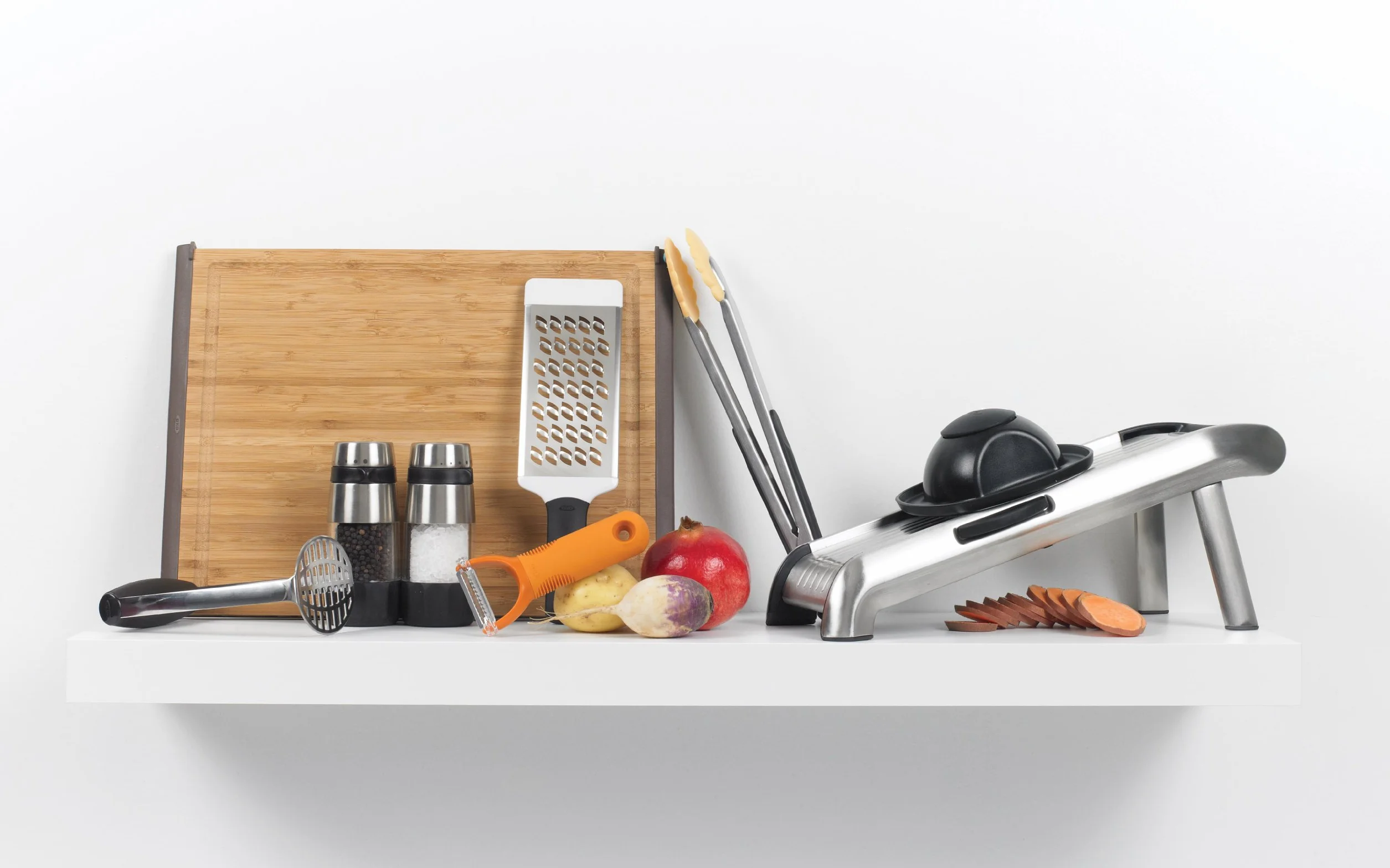 OXO Good Grips Juego de Sal y Pimienta Sin Desorden: Molinillos de Cerámica Ajustables + Botón Antideslizante + Recarga Fácil + Diseño sin Desorden para la Mesa (Juego de Molinillos de Sal y Pimienta)