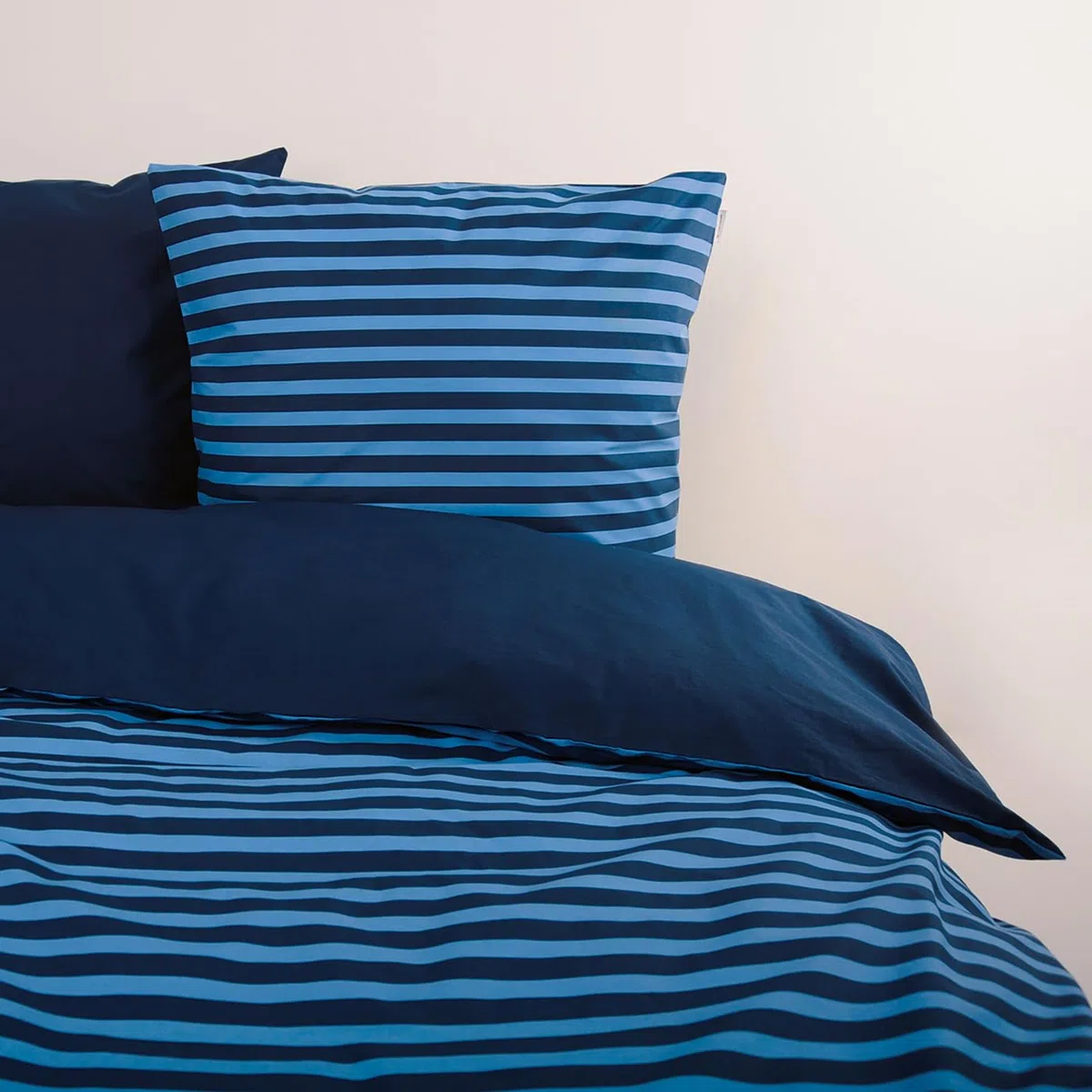 Herding TOM Tailor Bettwäsche Medium Stripes Dark Navy & Cool Blue, 80 x 80 cm + 155 x 220 cm, 100% Baumwolle/Renforce, mit Wendemotiv und farbigem Markenreißverschluss