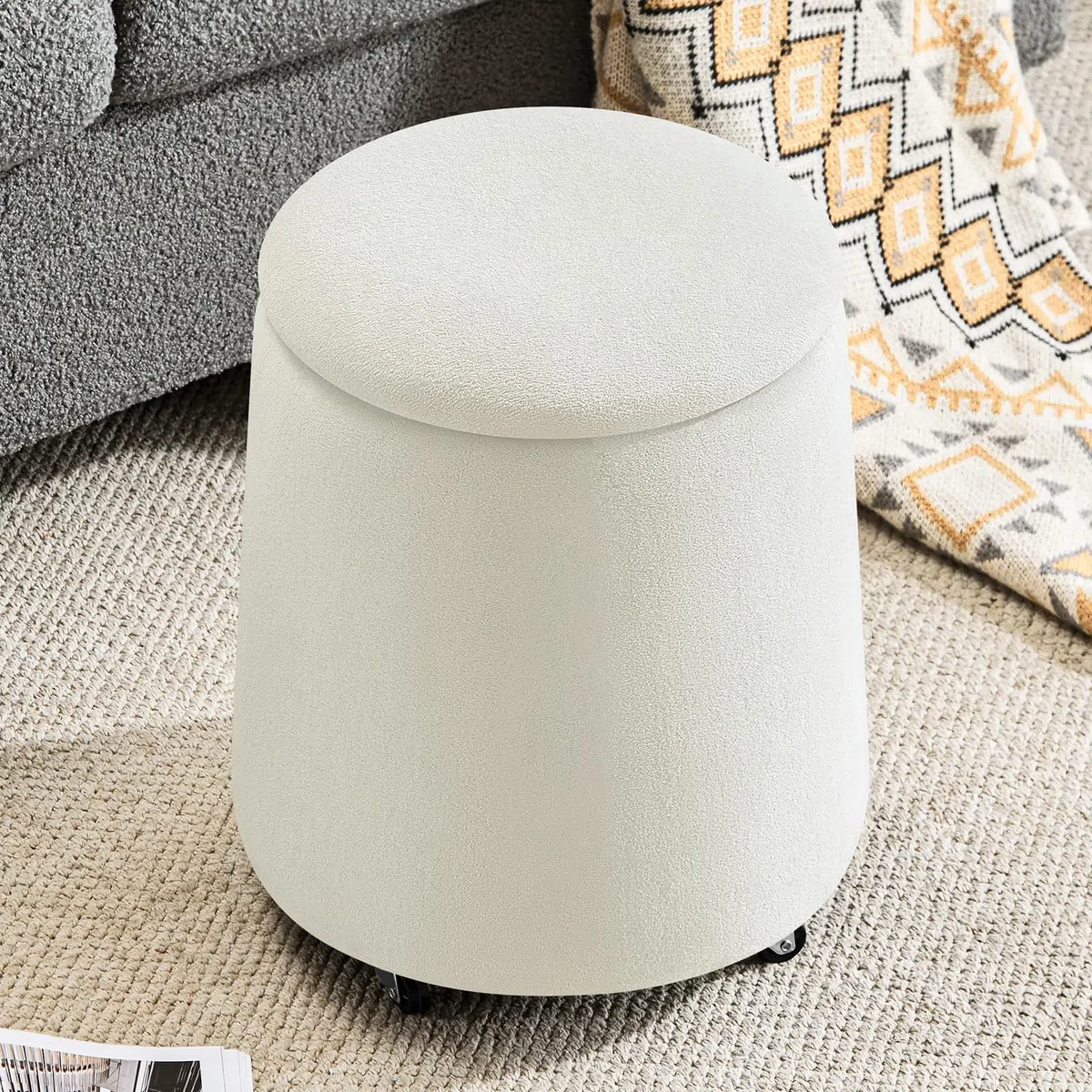 Hellove Puff Almacenaje Bouclé, Redondo Taburete Baúl con Tapa Reversible, Asiento Acolchado, Silla de Maquillaje con Ruedas Ø37 x 45cm para Salón, Dormitorio y Pasillo, Blanco Crema